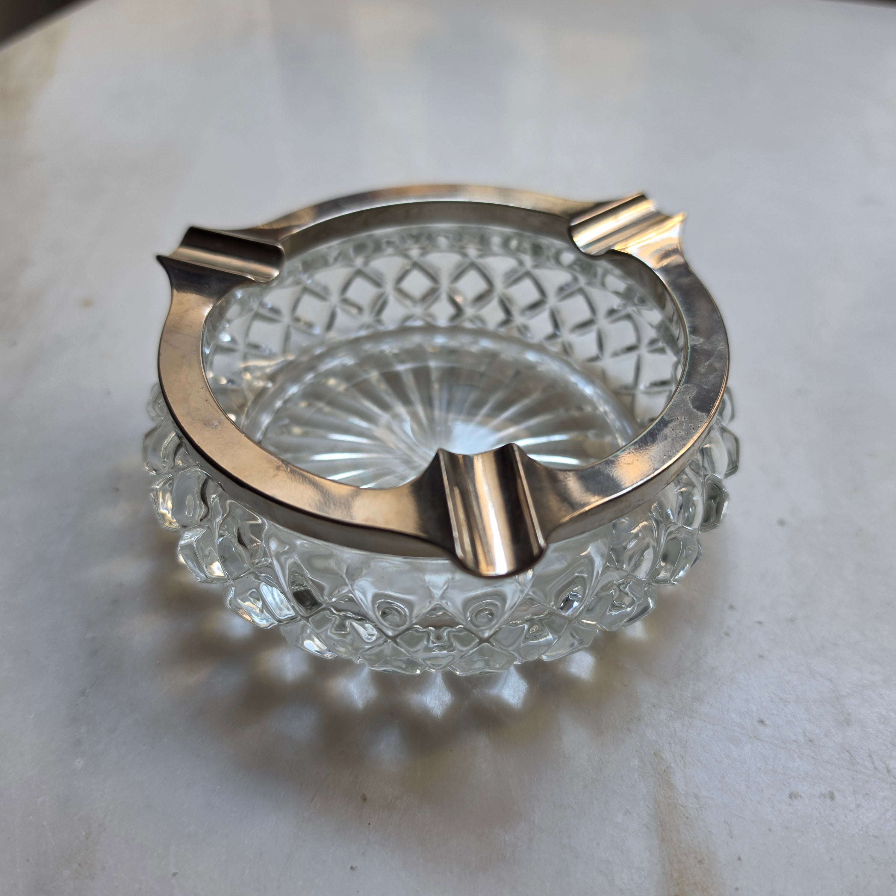Vintage Kristall-Aschenbecher mit versilbertem Metallrand | Mid-Century Glas-Aschenbecher mit Rautenschliff