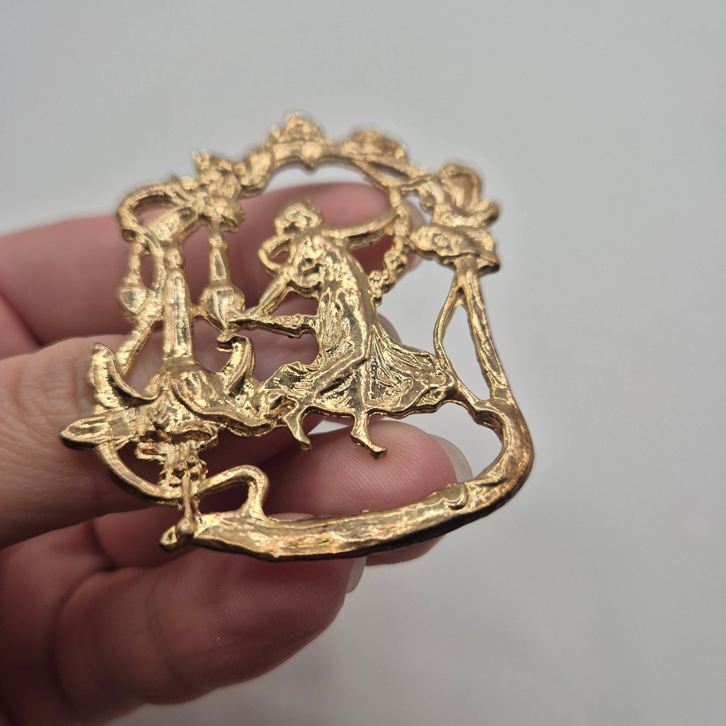 Art Jugendstil Vintage Brosche Antik 50er Jahre goldfarbend Metallbild "Tanzendes Mädchen"