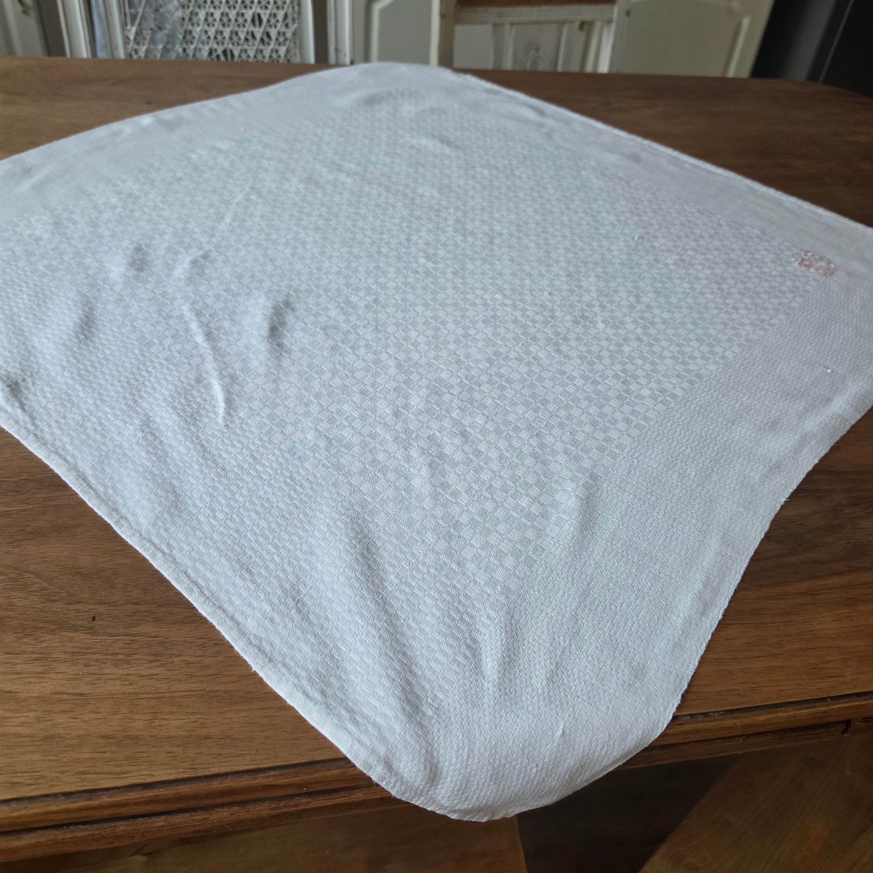 Antike Jugendstil-Mitteldecke - Serviette mit handgesticktem Monogramm M.T. – um 1900 - 69x69cm