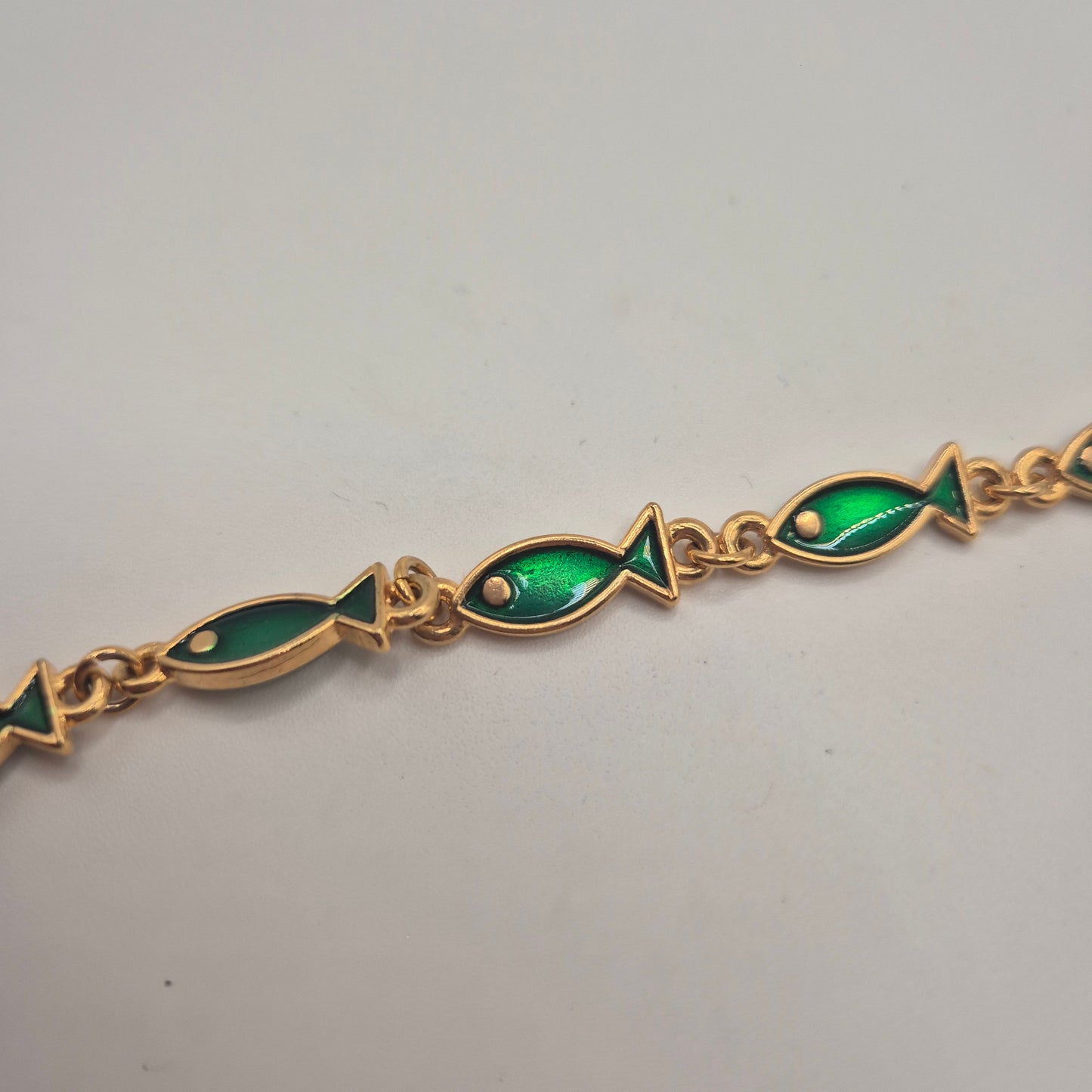 Goldenes Vintage Armband mit grünen Emaille-Fischen 70er Jahre
