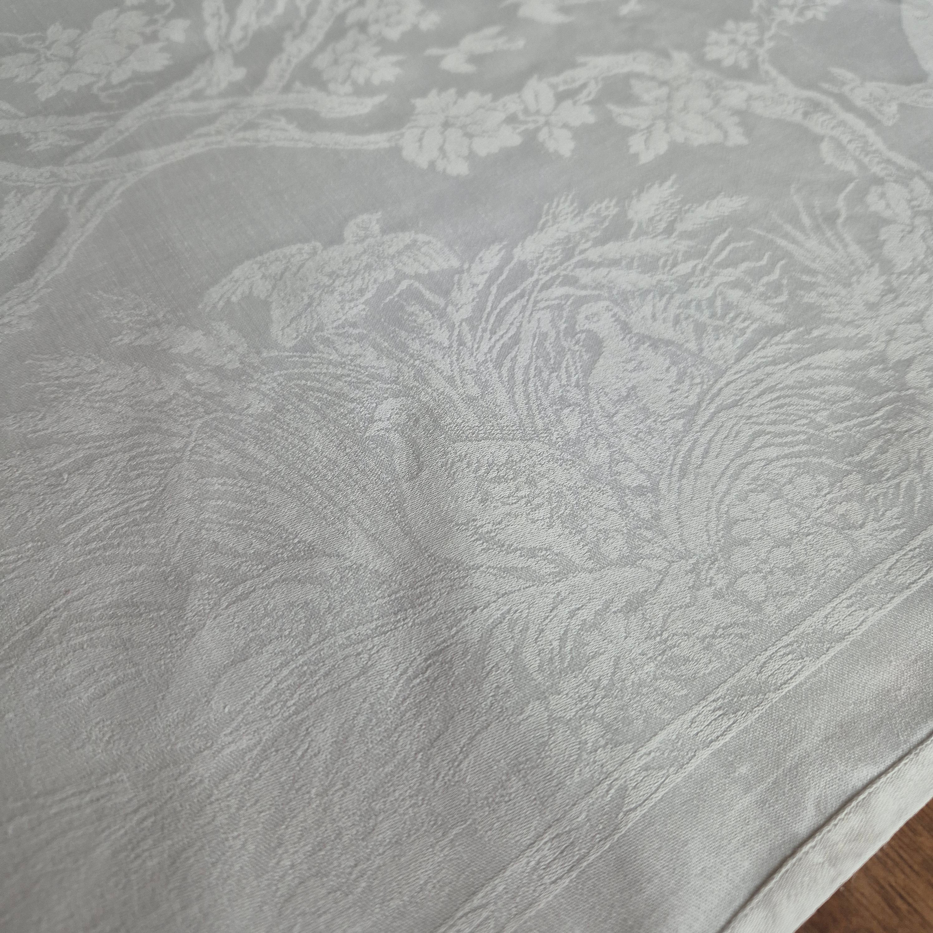 Antike Tischdecke weiß 77x91cm Damast weiß Jagtmotiv und Monogram L.B