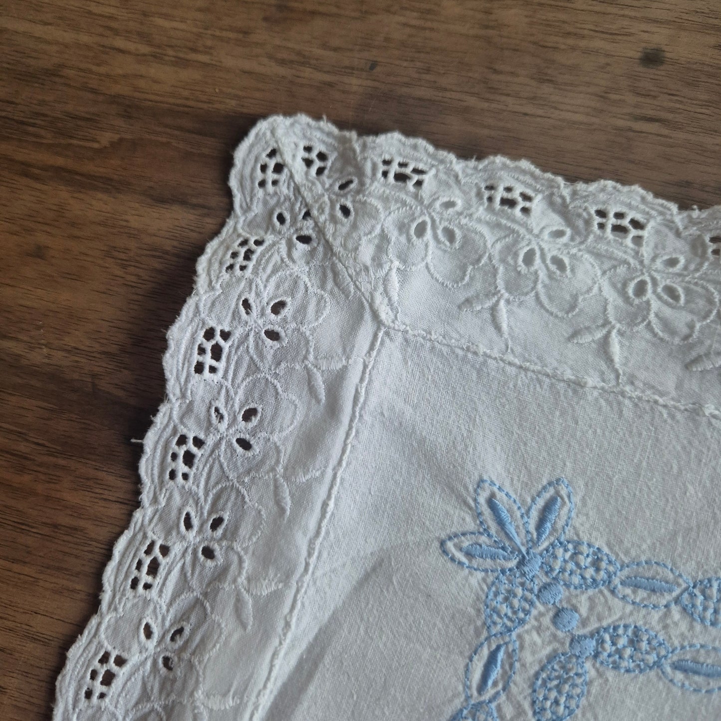 Kleine weiße Kissenhülle mit Spitzenrand und blauem Stickmuster 35x35cm