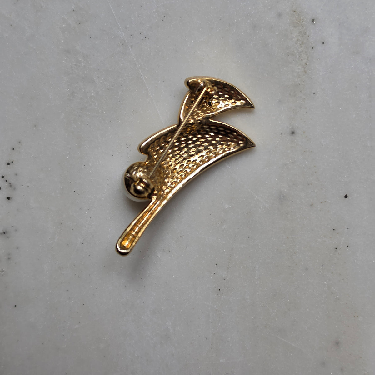 Elegante Vintage-Brosche im Segelschiff-Design – Goldfarben mit Kunstperle & Strass