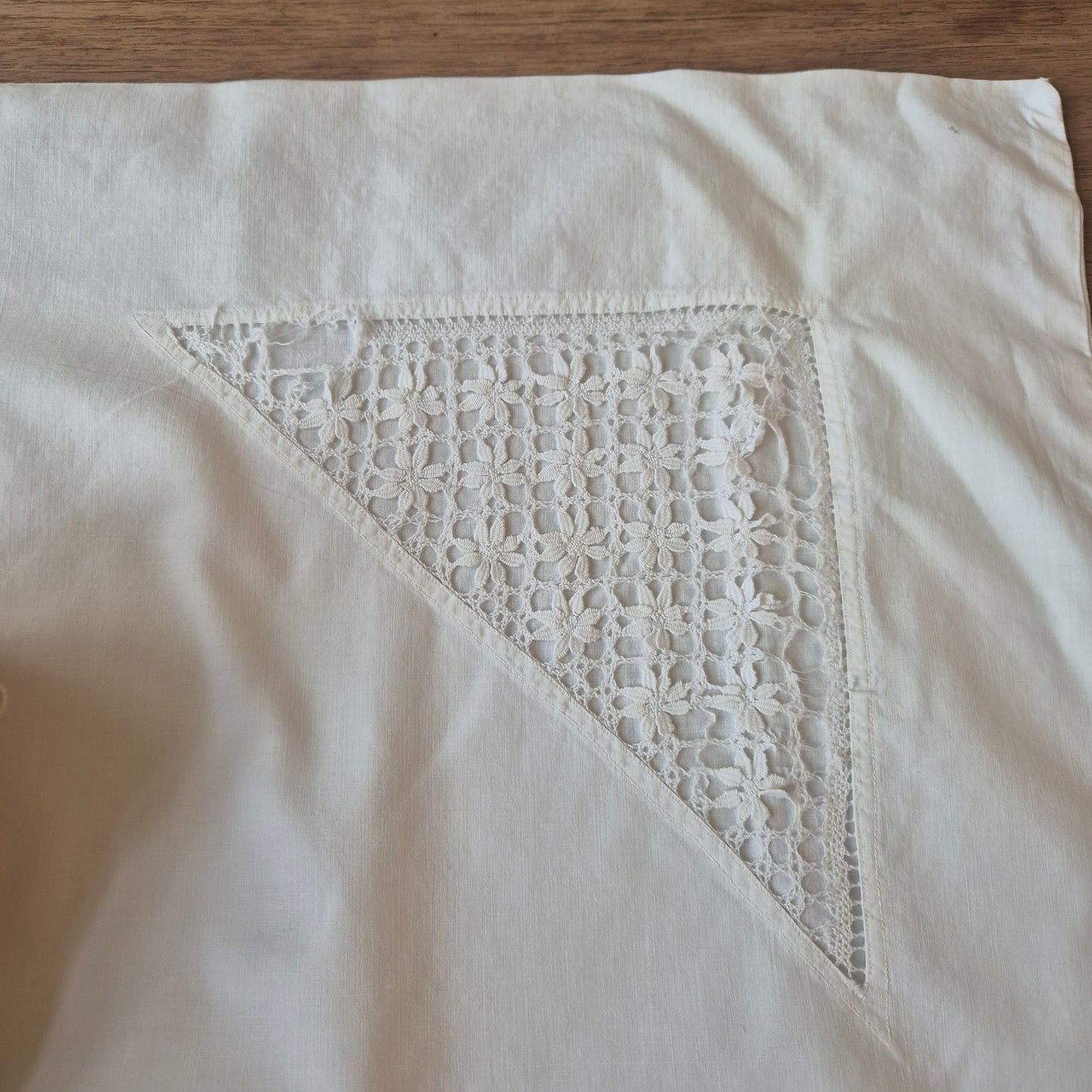 Antiker Kopfkissenbezug mit zarter Stickerei 73x72cm Baumwolle Monogramm H.B (beschädigt)