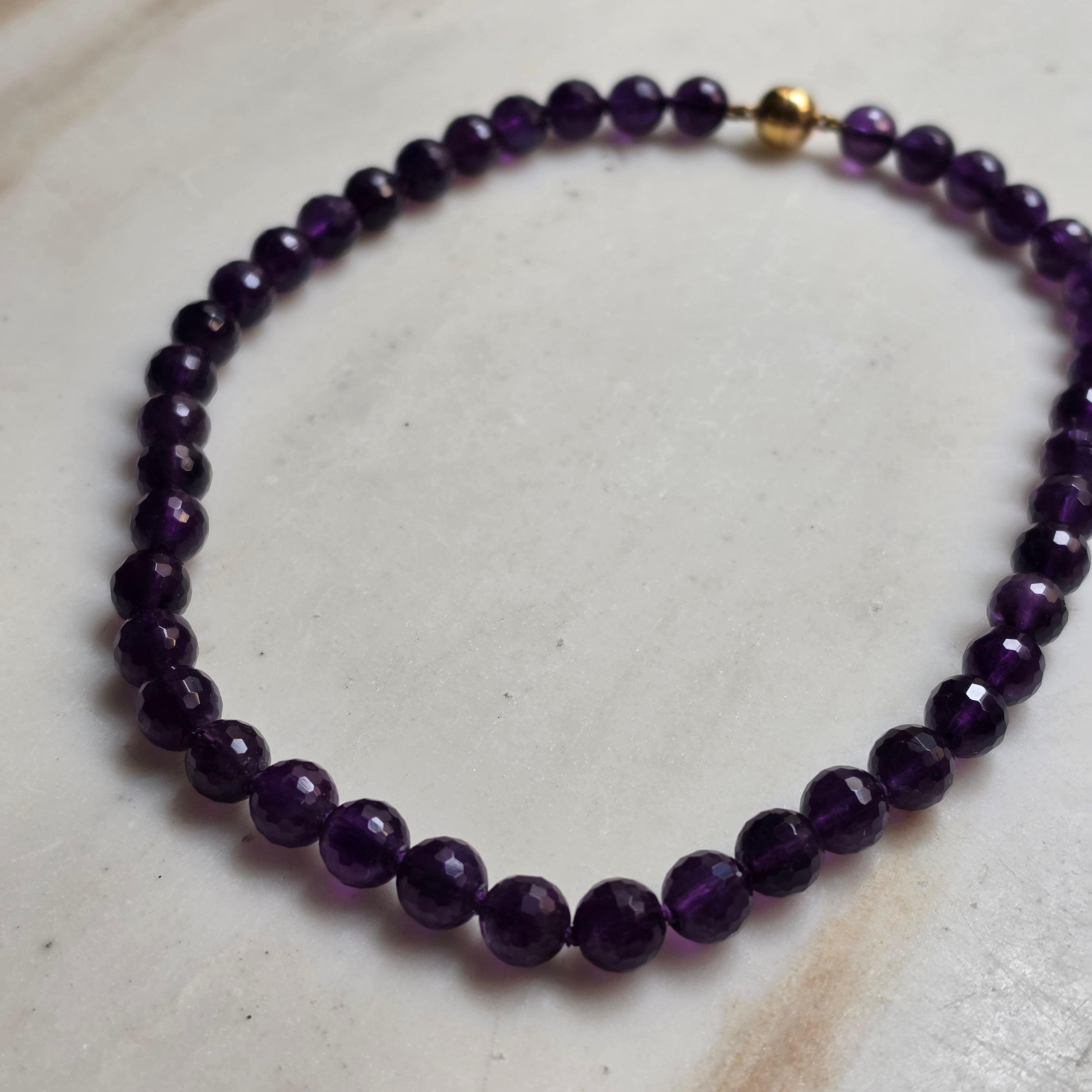 Elegante Perlenkette in Amethyst-Optik – Facettierte violette Perlen mit 925 Silber Magnetverschluss (vergoldet)