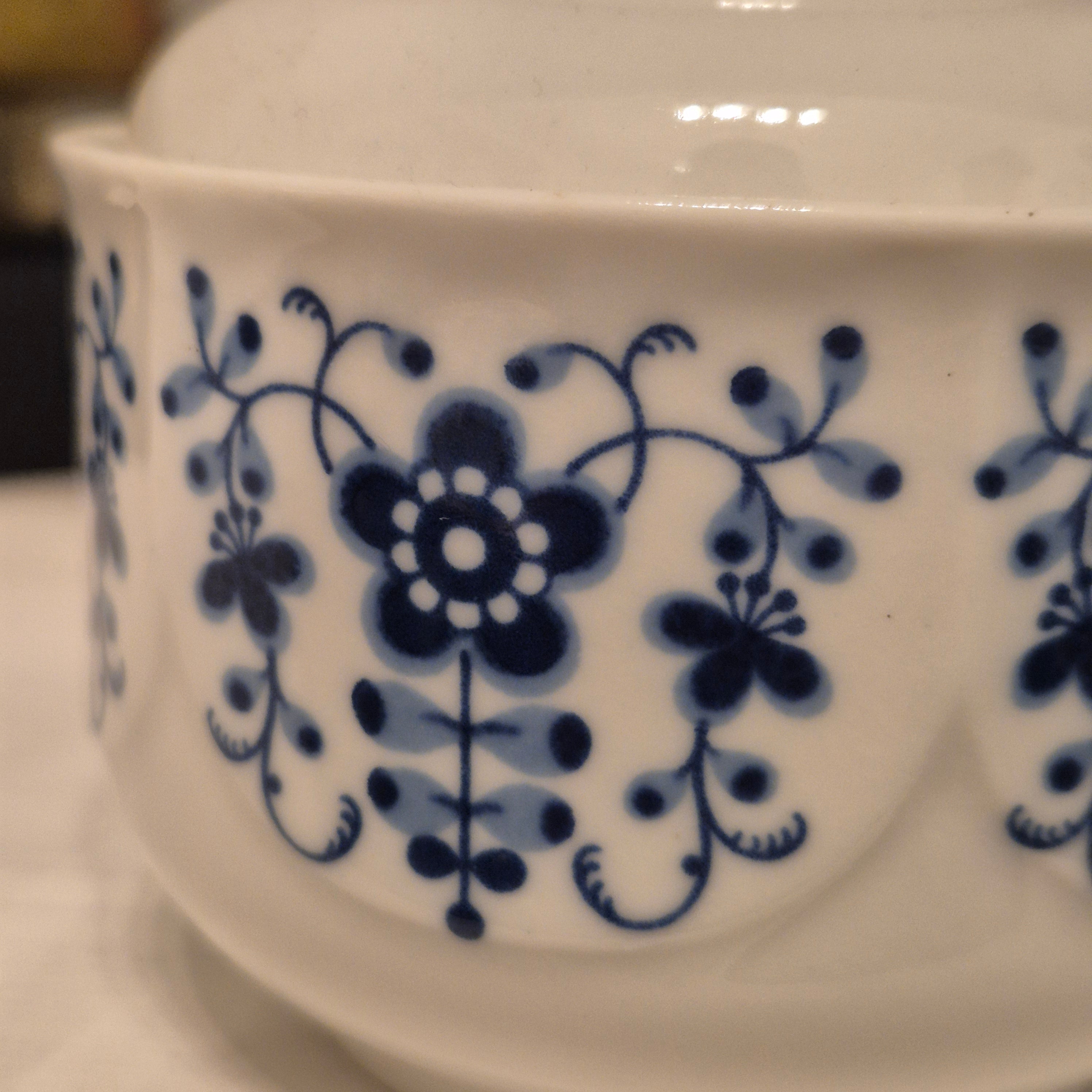 Vintage Henneberg Porzellan Zuckerdose blau weiß Blumendekor