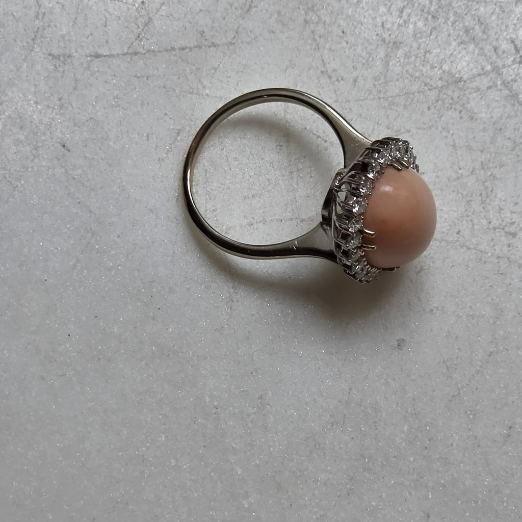 Echter 1950er Vintage Cocktailring 750er Weißgold – Zartkoralle & 24 Diamanten – Gr. 58 (7,6 Gramm)