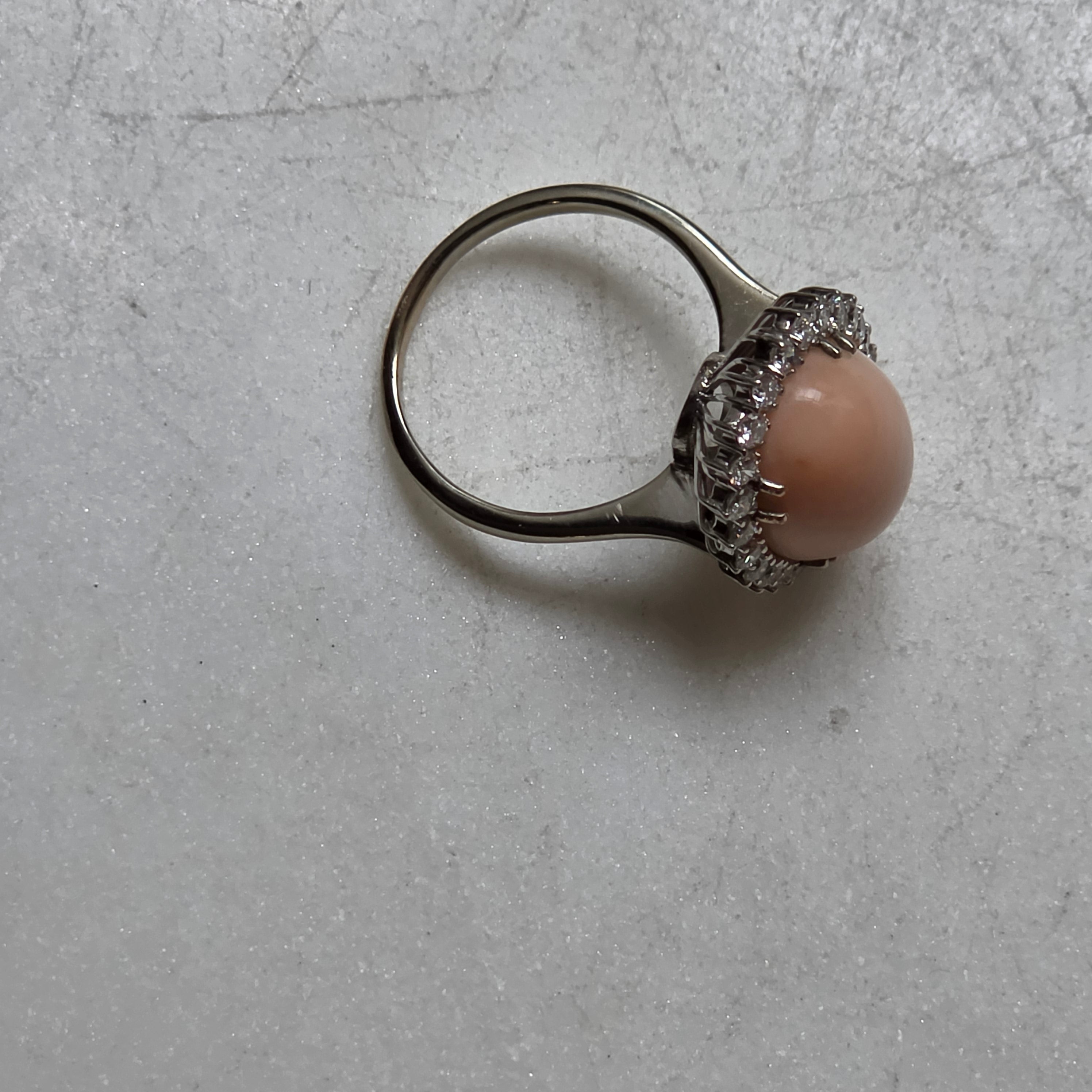 Echter 1950er Vintage Cocktailring 750er Weißgold – Zartkoralle & 24 Diamanten – Gr. 58 (7,6 Gramm)