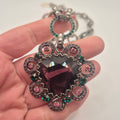 Extravagante Vintage-Halskette im Barock-Stil – Statement-Piece mit dunklem Glas Amethyst & bunten Akzenten