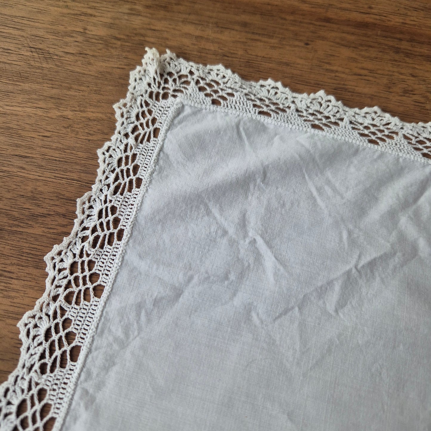 Vintage Stofftaschentuch weiß Baumwolle gehäkelt/geklöppelt 29x27cm