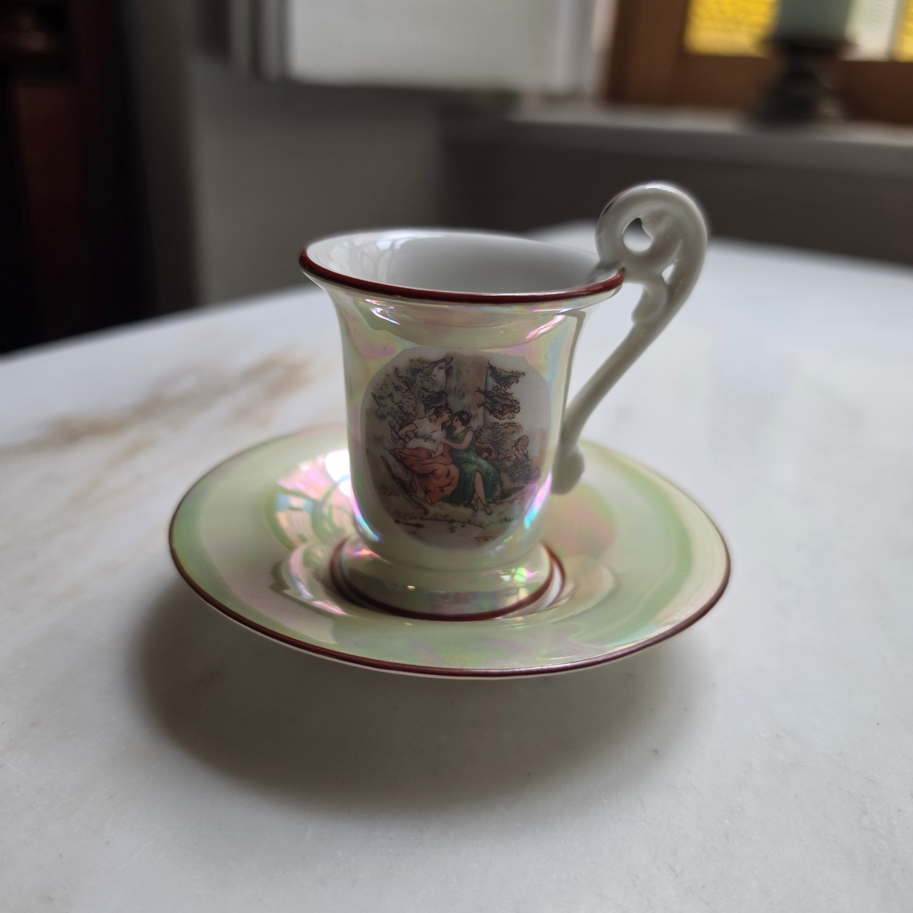 Vintage Mokkatasse mit Lüsterglasur & Romantik-Motiv – Porzellan Sammeltasse