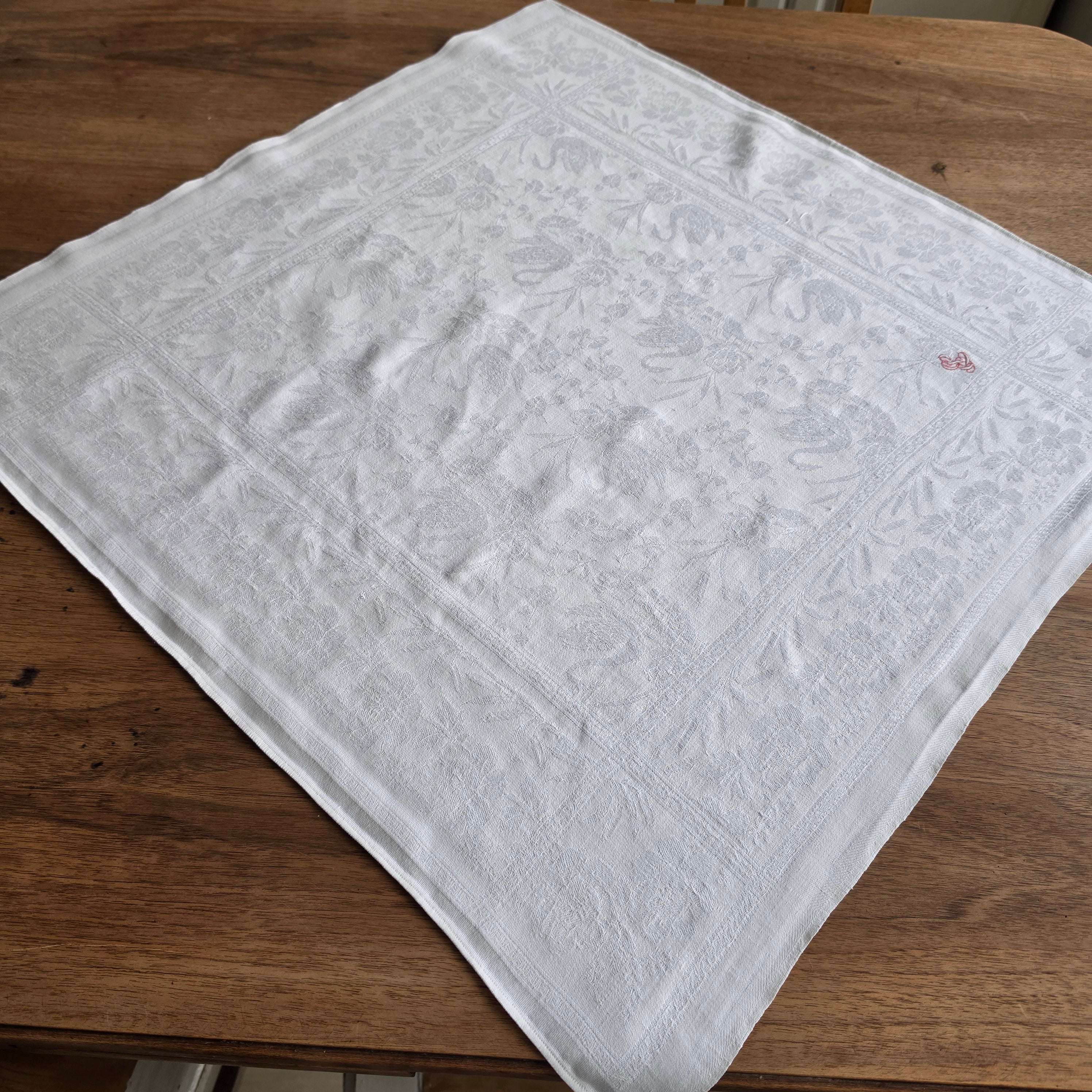 Edle Damast-Serviette / Mitteldecke mit Schwanen-Motiv & rotem Monogramm – Handarbeit um 1900 - 64x64cm