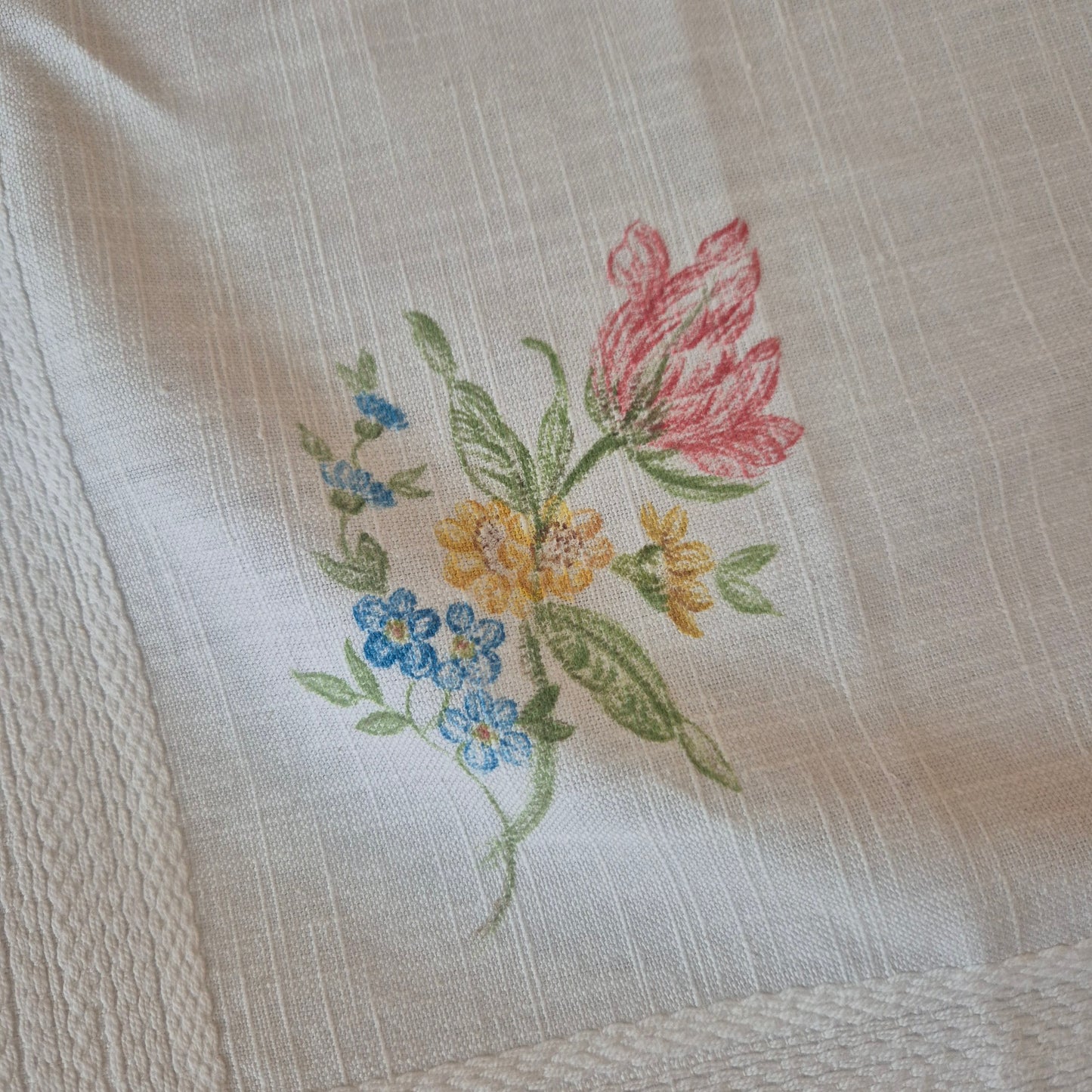 Vintage Baumwolle Tischdecke von 1982 weiß mit Blumendruck  126x126cm