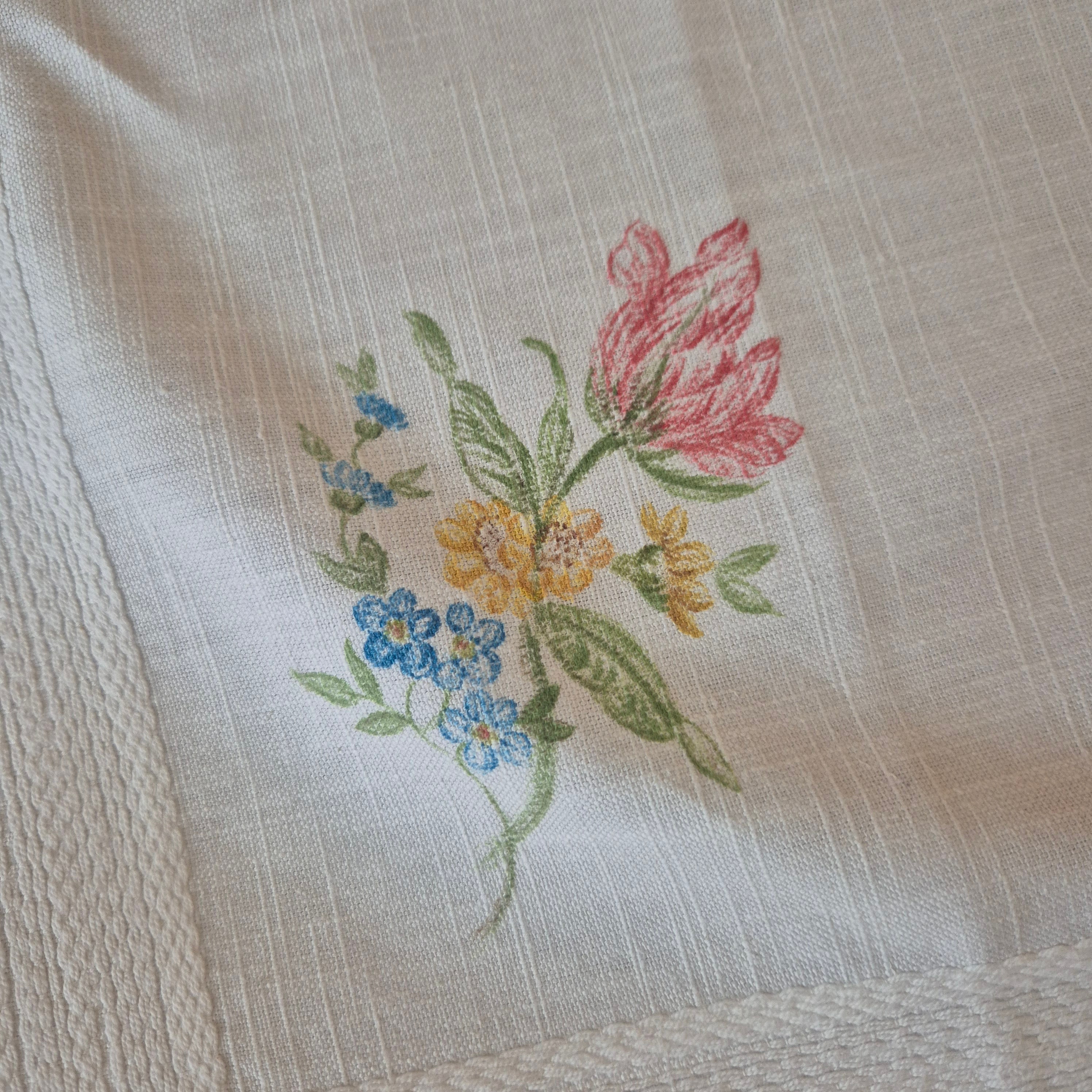 Vintage Baumwolle Tischdecke von 1982 weiß mit Blumendruck  126x126cm