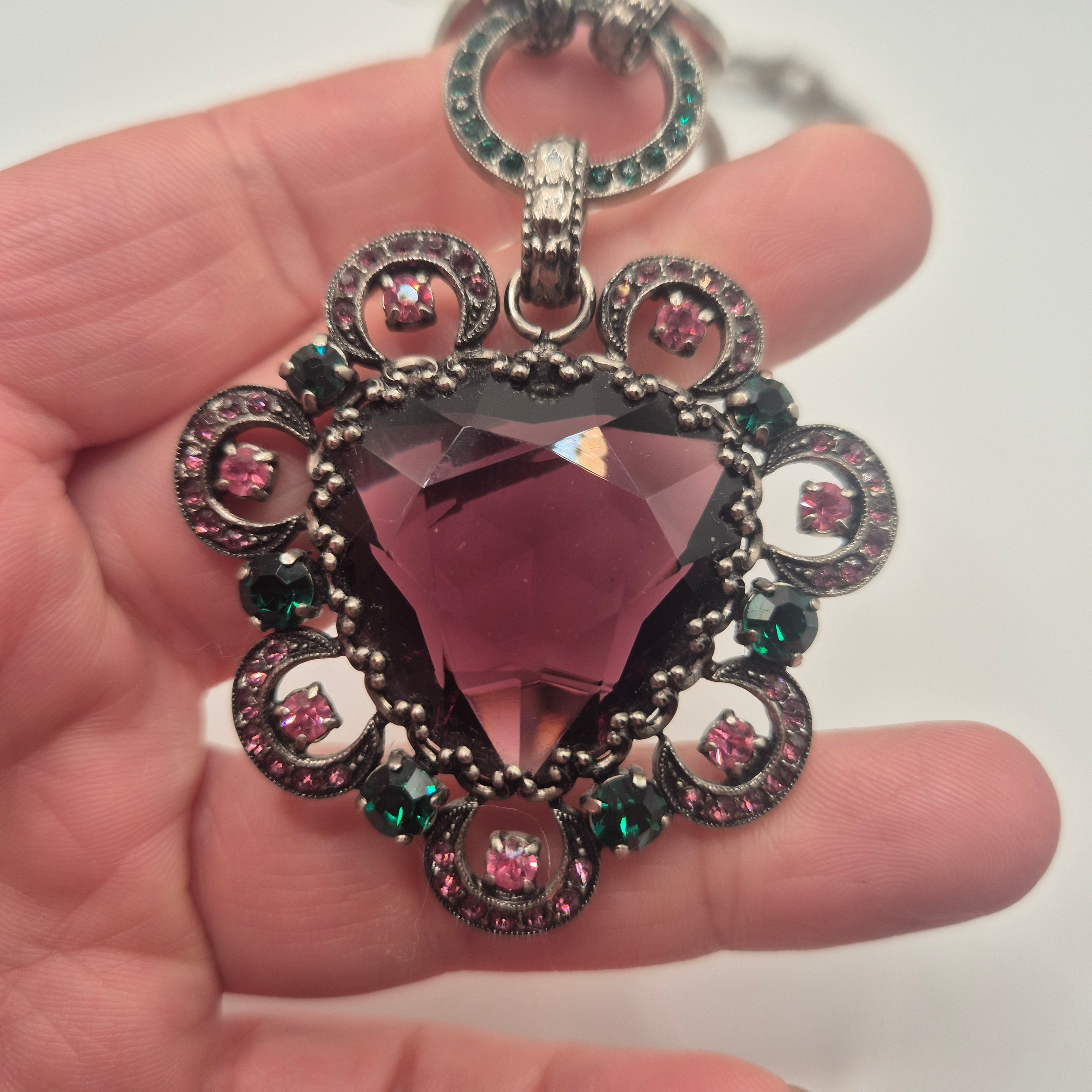 Extravagante Vintage-Halskette im Barock-Stil – Statement-Piece mit dunklem Glas Amethyst & bunten Akzenten
