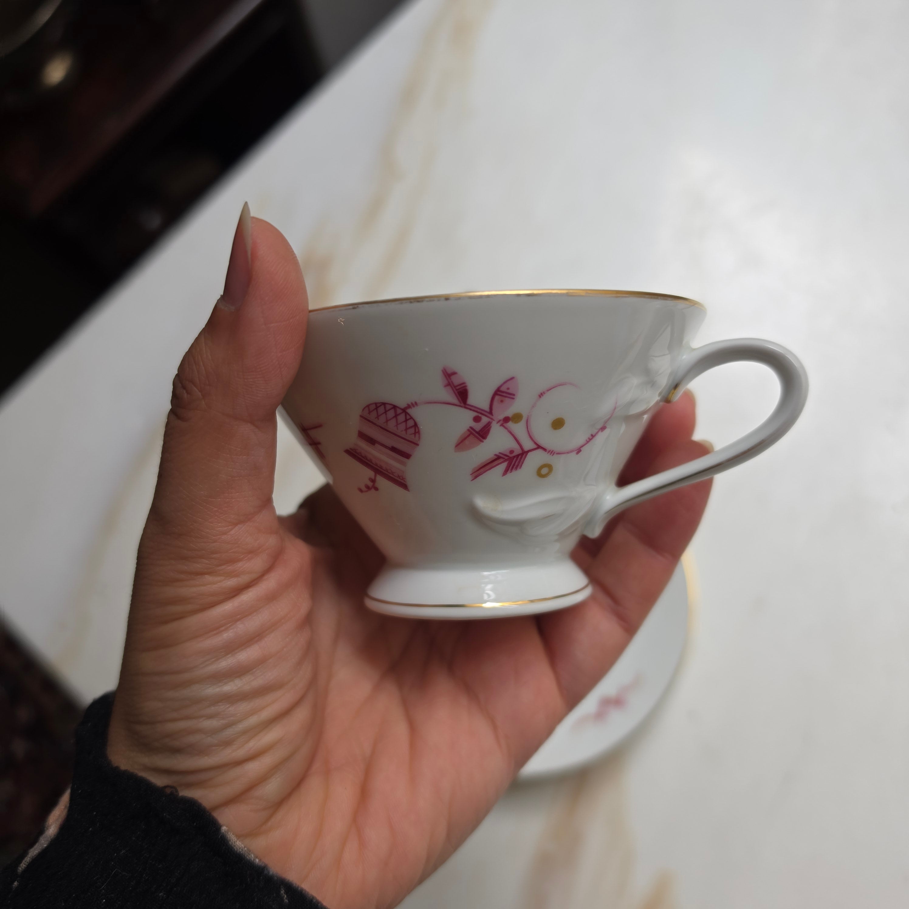 Vintage Porzellan-Tasse mit Untertasse – Beerenrosa & Golddekor - Mid-Century Elegant