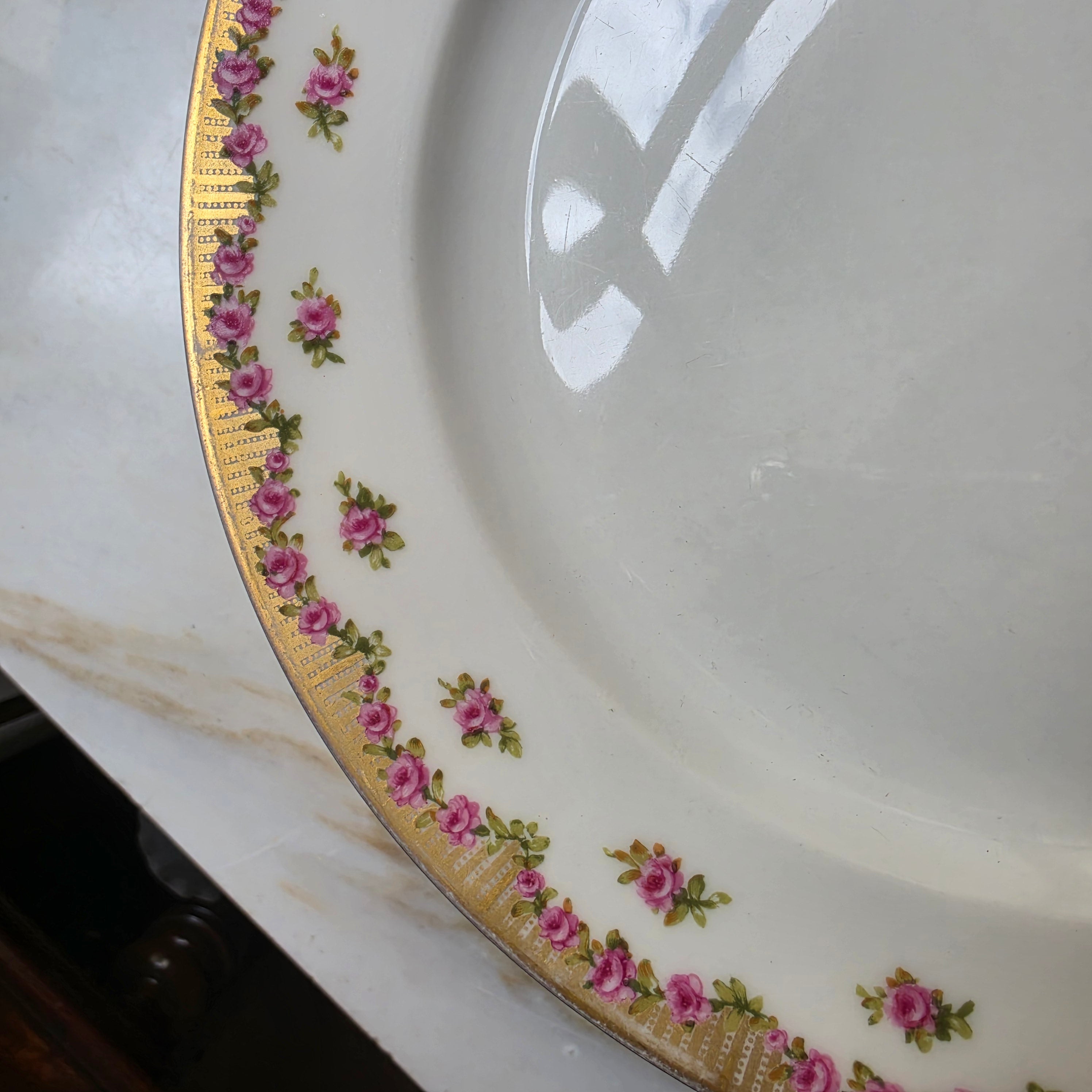 Antiker Porzellan Teller flach mit Blumendekor und Goldrand handbemalt F.A Schuhmann Leipziger Strasse Berlin