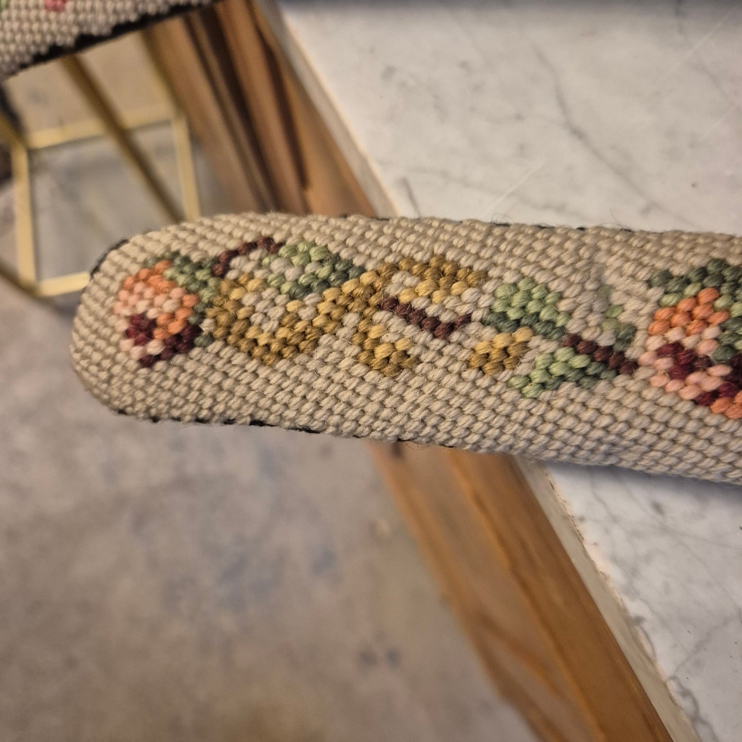 4x Alte Vintage Kleiderbügel Gobelin Stil Samt bestickt mit Rosen auch als Deko!