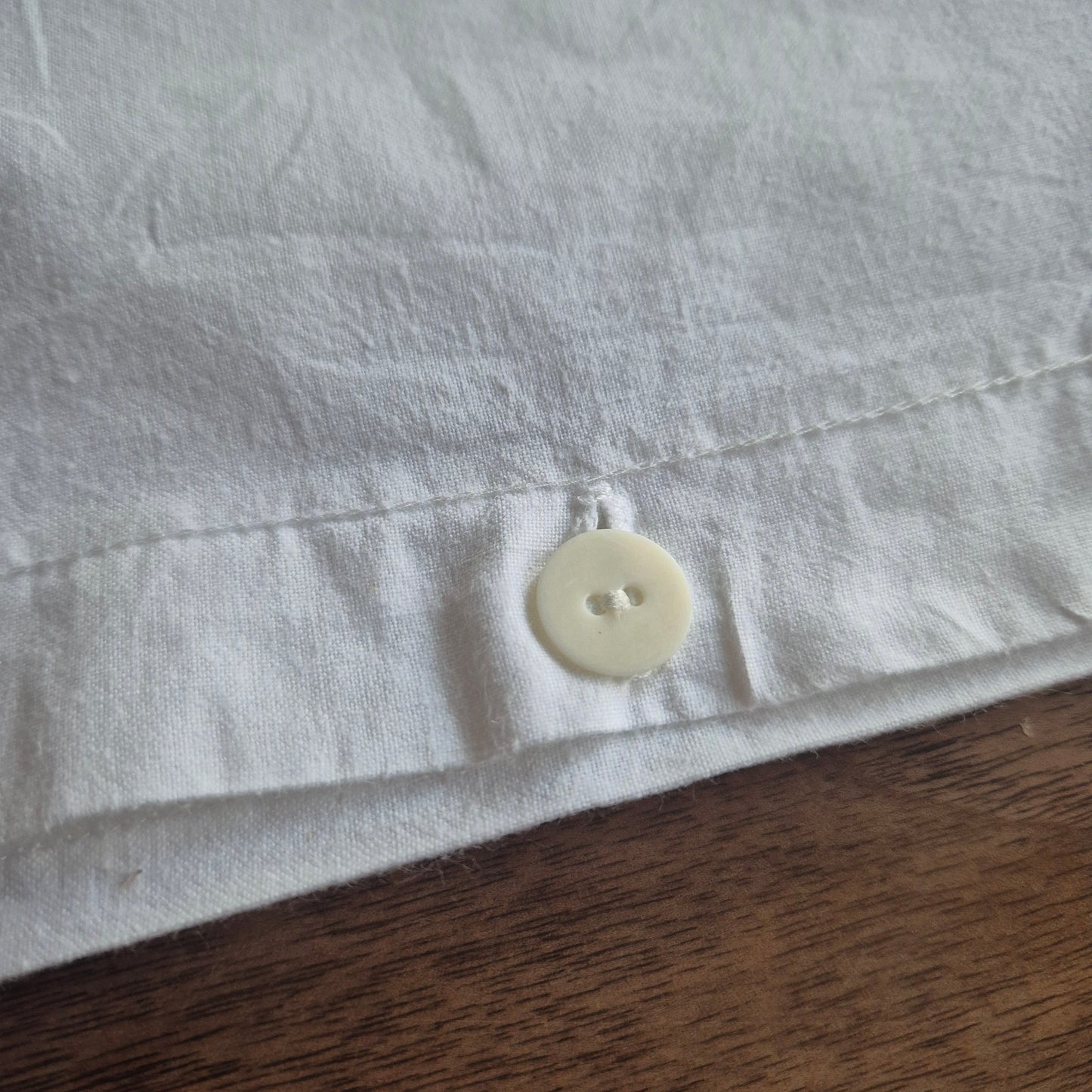 Kleine weiße Kissenhülle mit Spitzenrand und blauem Stickmuster 35x35cm