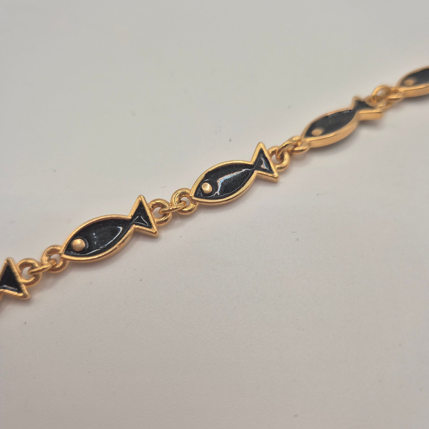 Goldenes Vintage Armband mit schwarzen Emaille-Fischen 70er Jahre