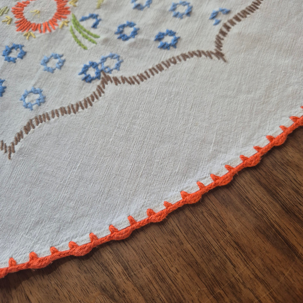 Vintage runde handgemachte Tischdecke weiß mit Blumenstickerei DDR  96cm