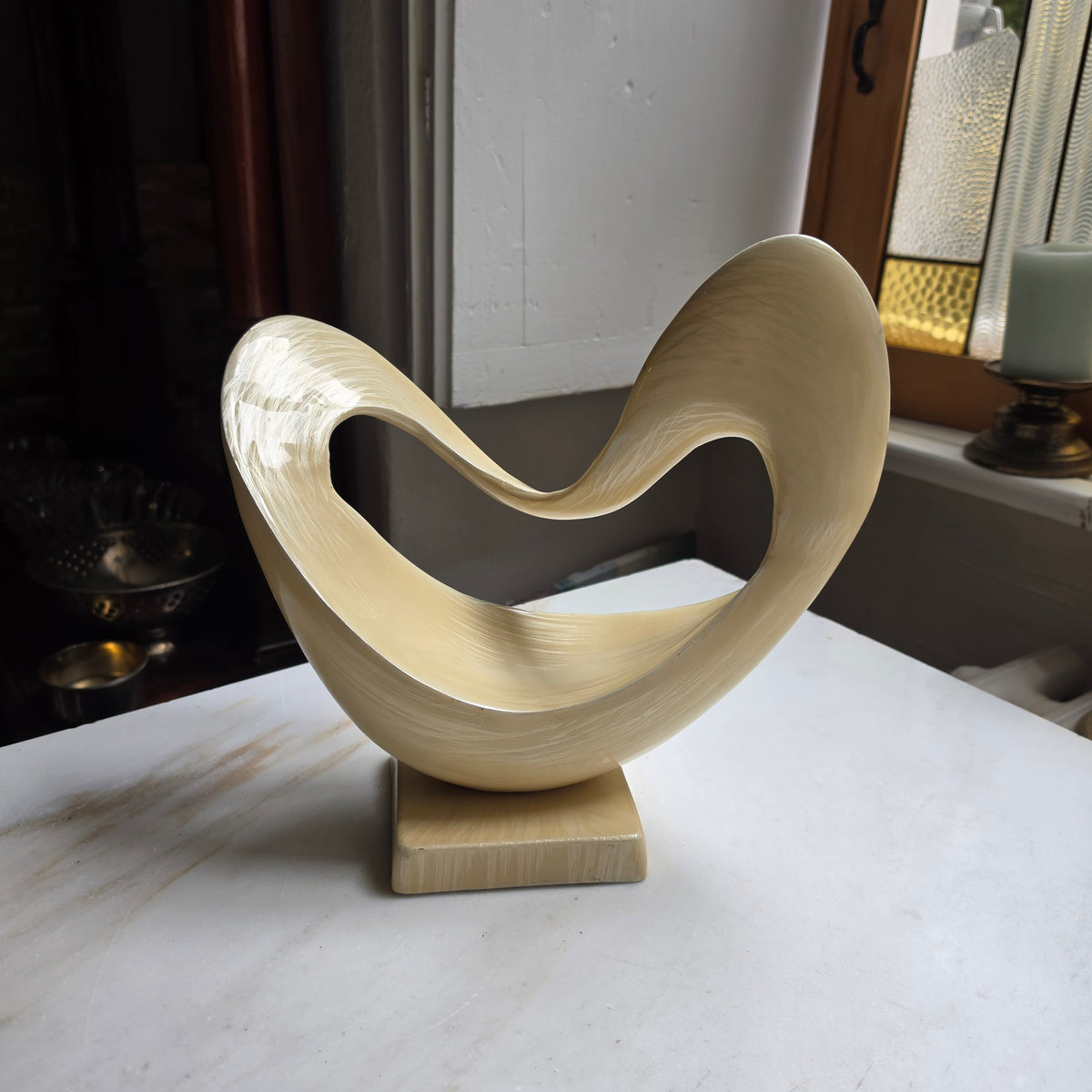 Moderne Abstrakte Skulptur im Mid-Century Style – Beige/Creme mit Metallfuß