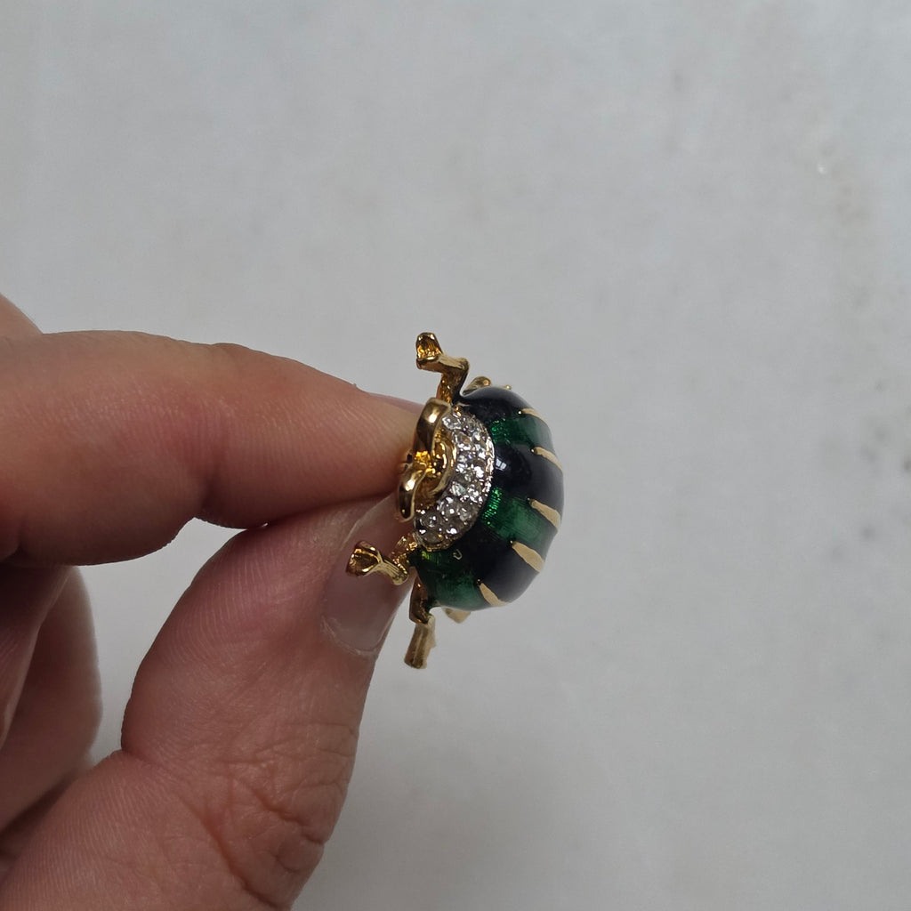 Elegante Käfer-Brosche in Gold mit grün-schwarzer Emaille & Strass-Details