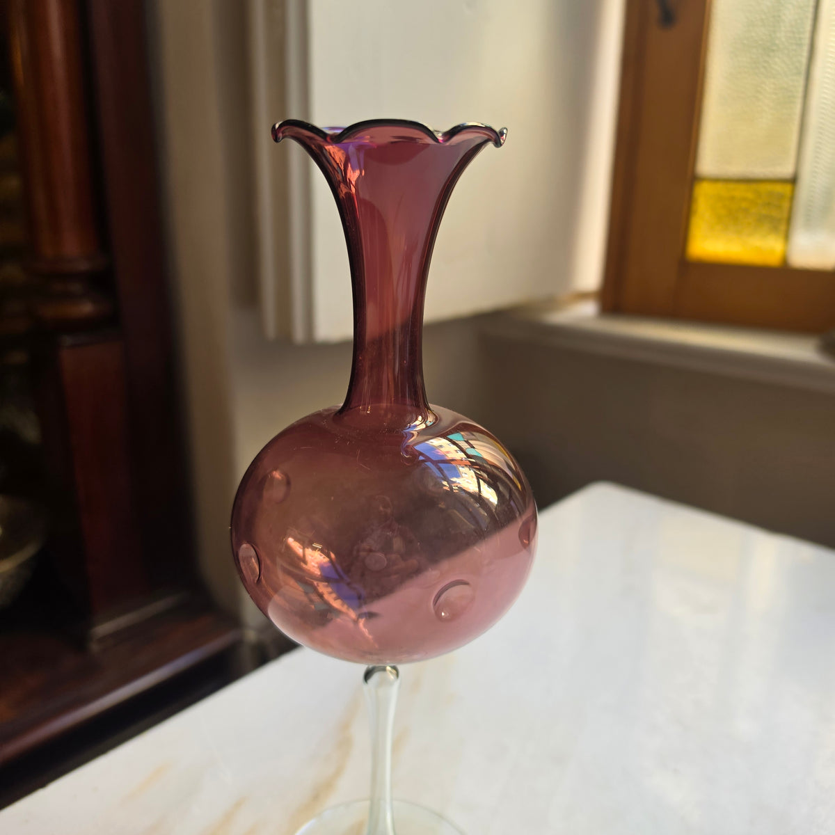 Elegante Vintage-Glasvase in Amethyst-Rosa – Handgefertigt mit Wellenrand & Luftblasen-Akzenten