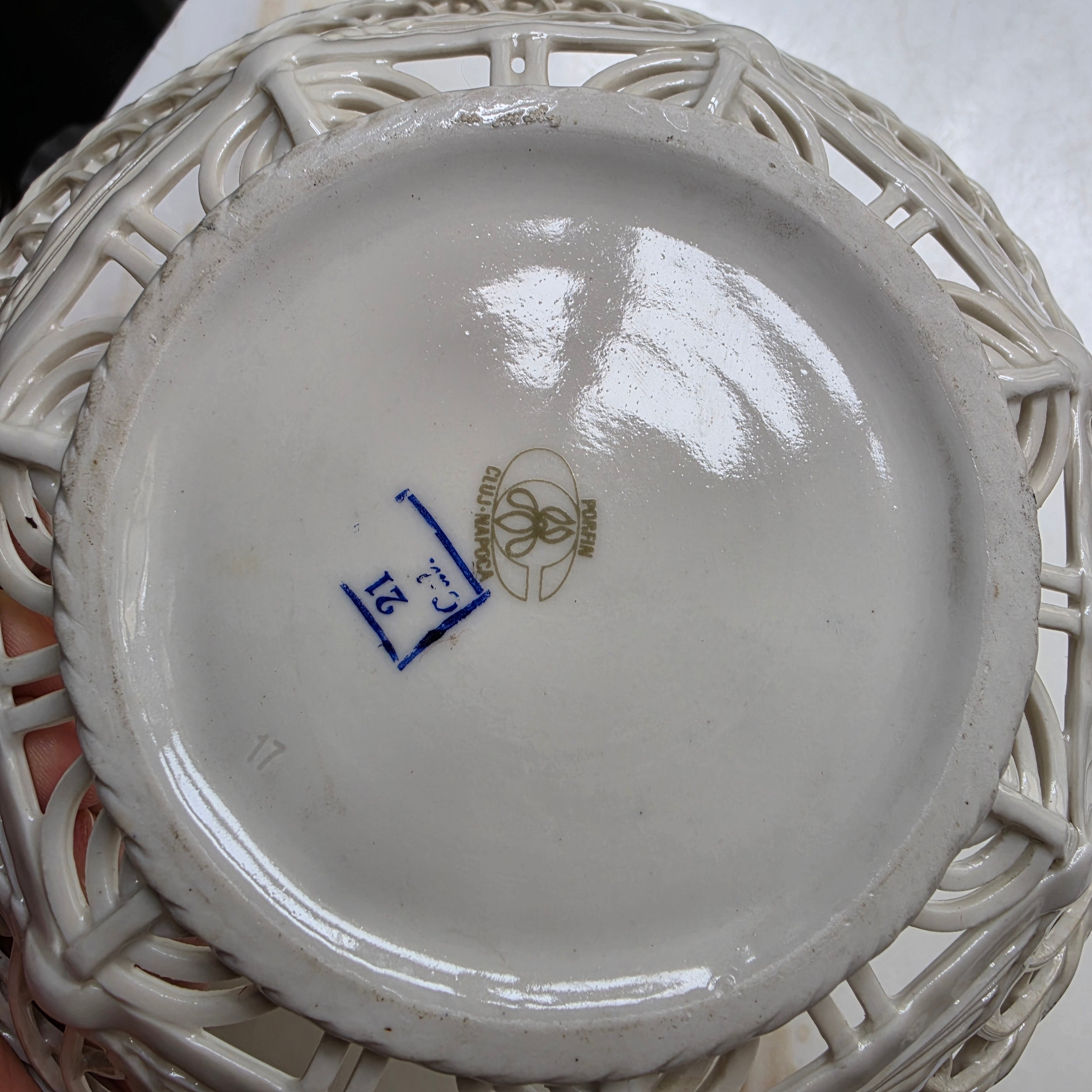 Vintage Porzellan Durchbruchschale – Porfin Cluj-Napoca Körbchen mit Blumendekor & Silberrand