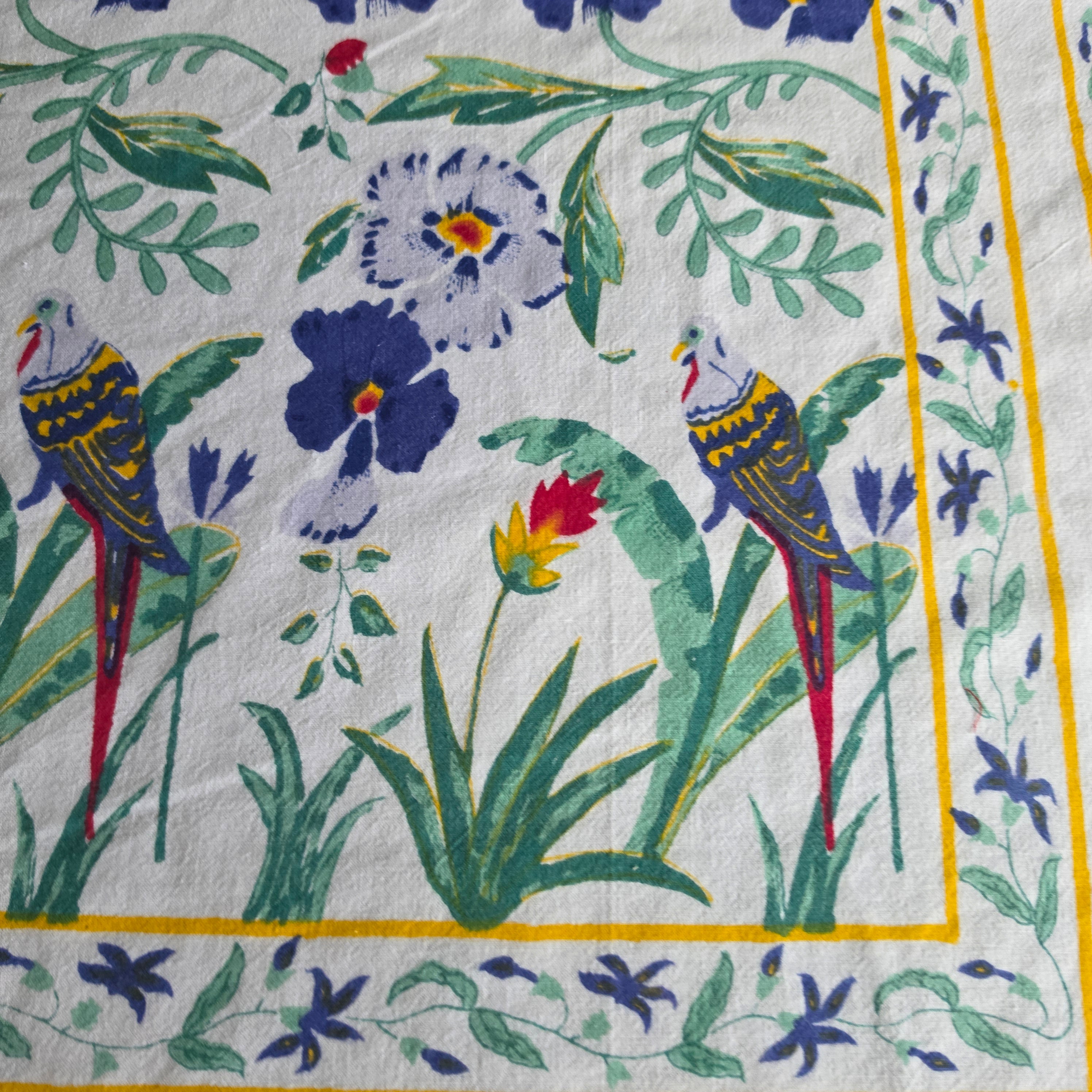 Vintage Mitteldecke / Tischdecke mit exotischem Papageien- & Blütenmotiv - 88x100cm