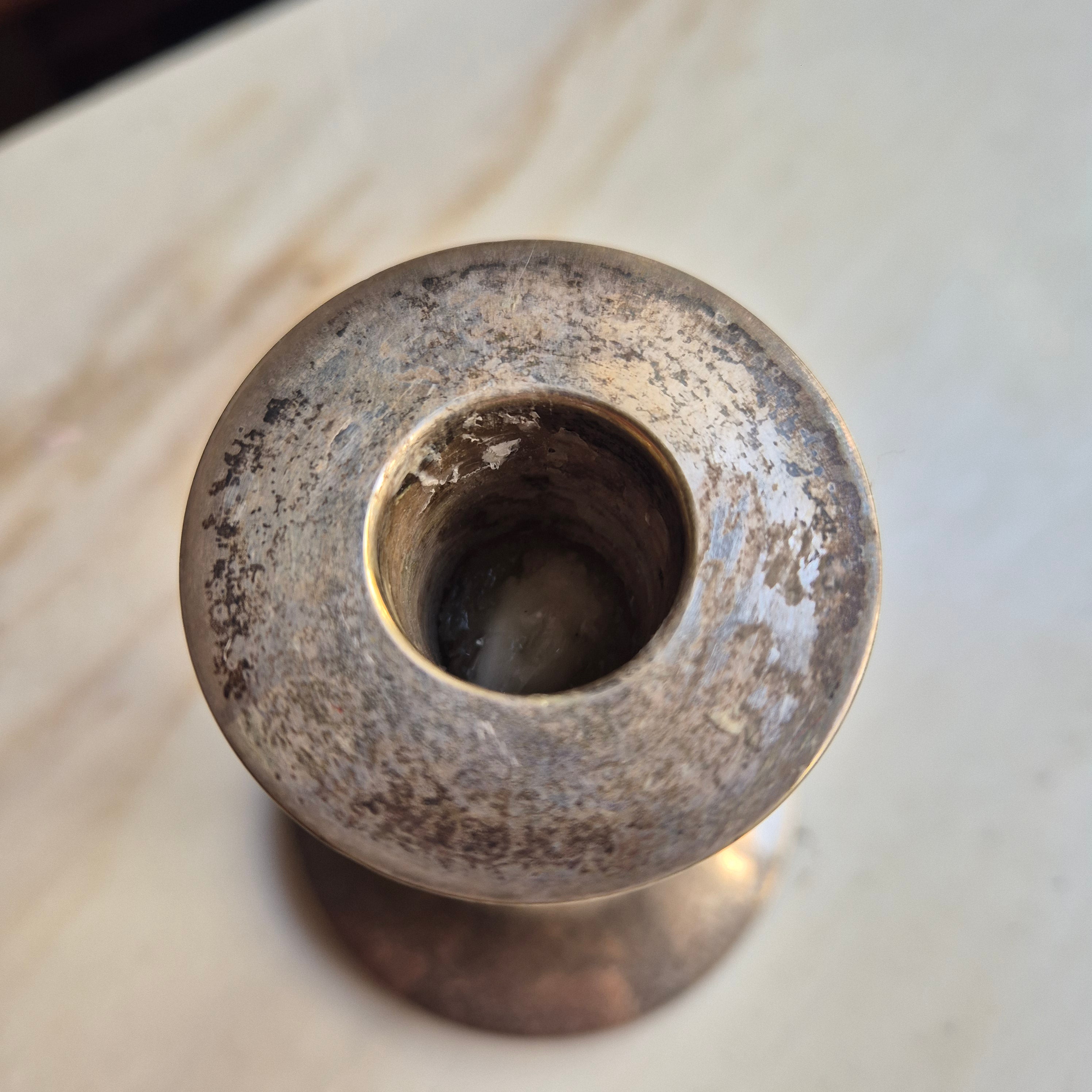 Kunsthandwerklicher Kerzenständer mit Holzelement - versilbert