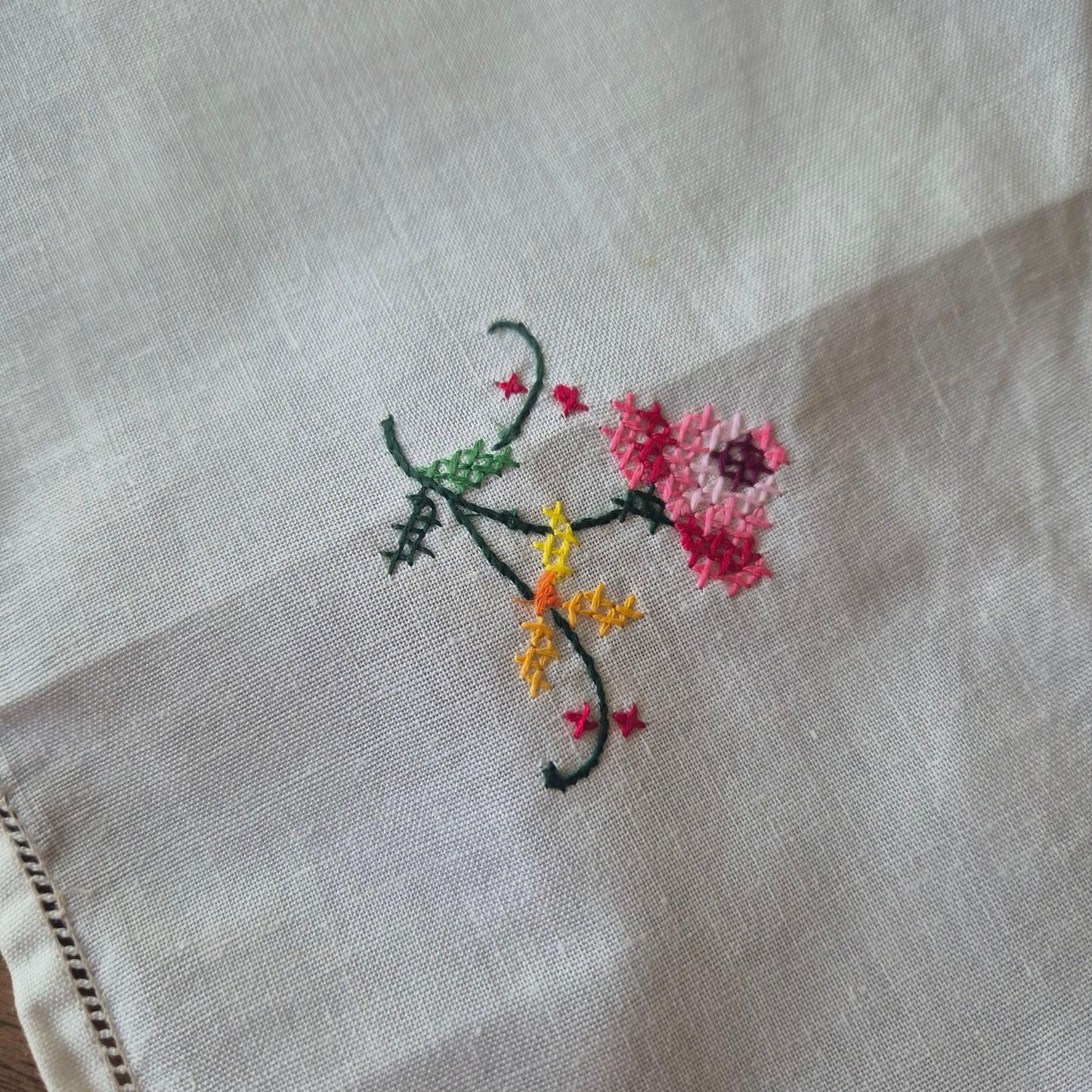 Vintage WEST GERMANY Tischdecke bestickt mit Rosen Handgemacht KADEWE 80x80cm