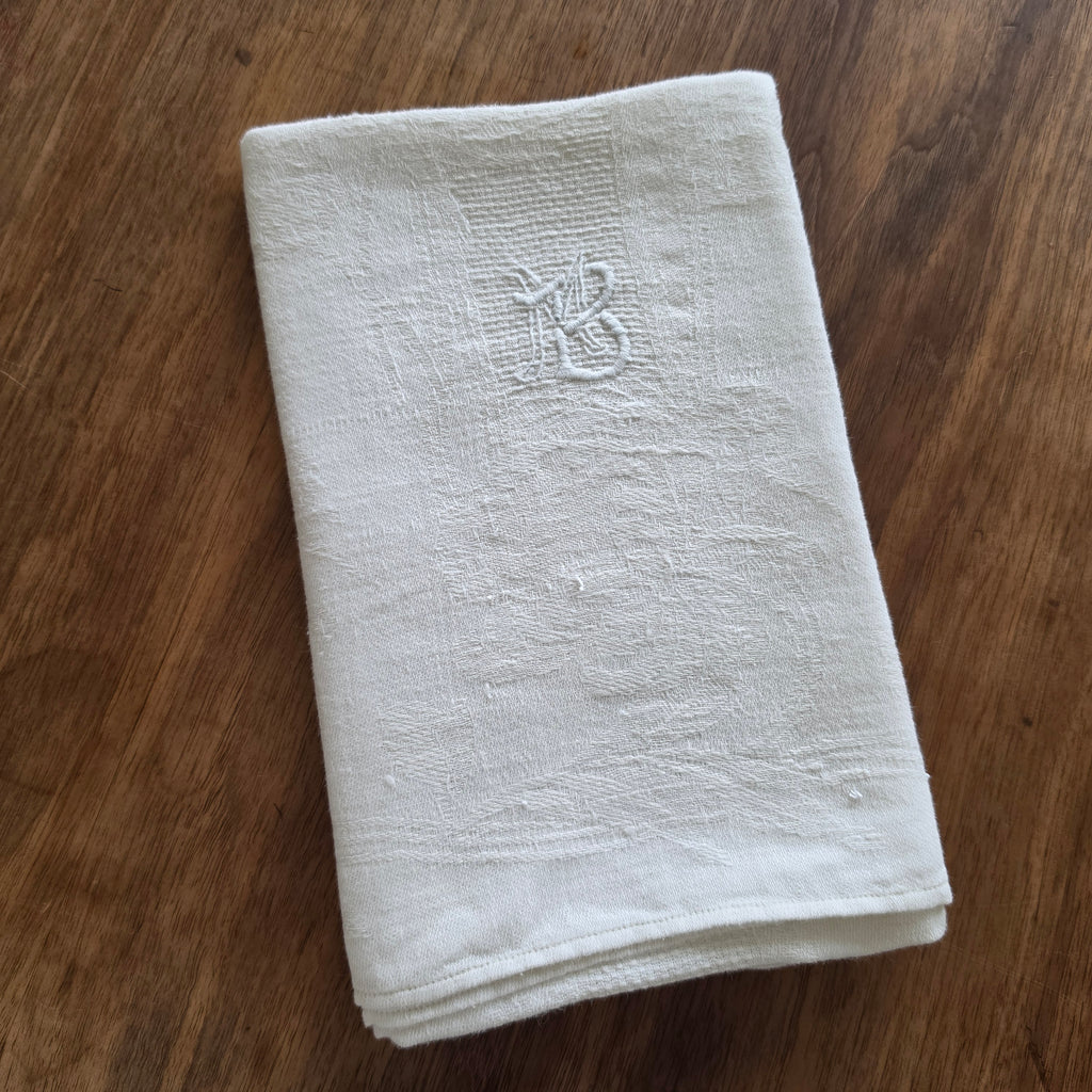 Antiker Damast-Tischläufer mit handgesticktem Monogramm – Vintage-Eleganz - 47x103cm