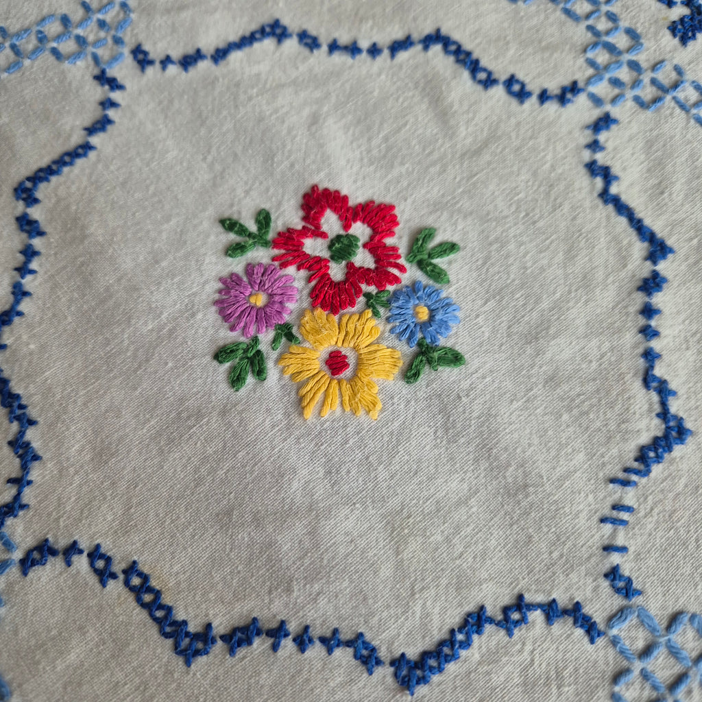 Antike Vintage Tischdecke blau weiß 125x160cm bestickt mit Rosen
