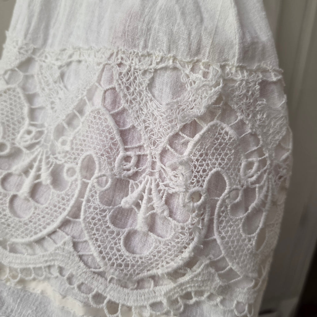 Romantisches Vintage Trägerkleid – Weißes Halbleinen & Spitze (Handgemachtes Unikat)