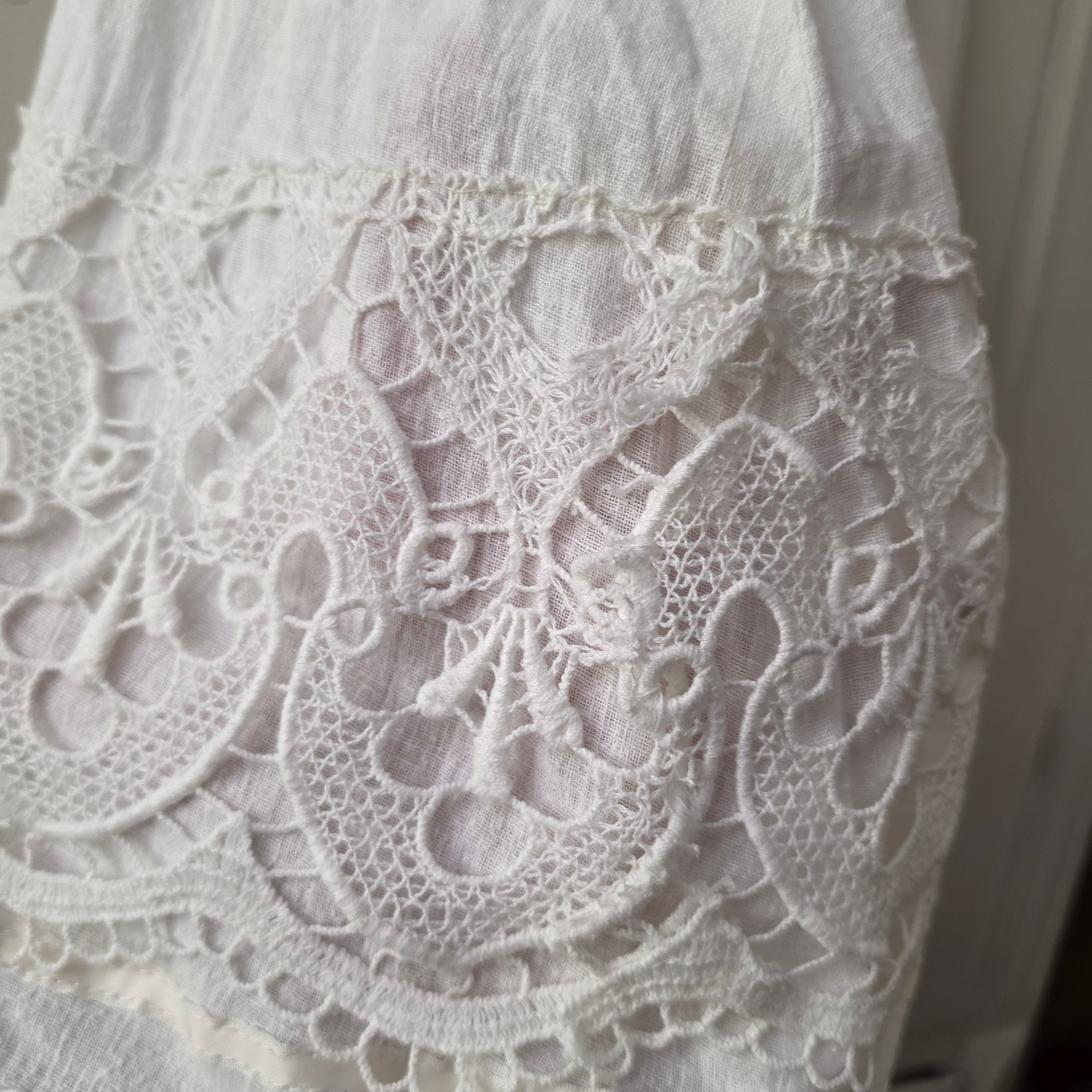 Romantisches Vintage Trägerkleid – Weißes Halbleinen & Spitze (Handgemachtes Unikat)