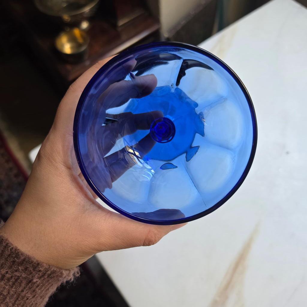 Eleganter kobaltblauer Vintage-Glasbecher auf Fuß