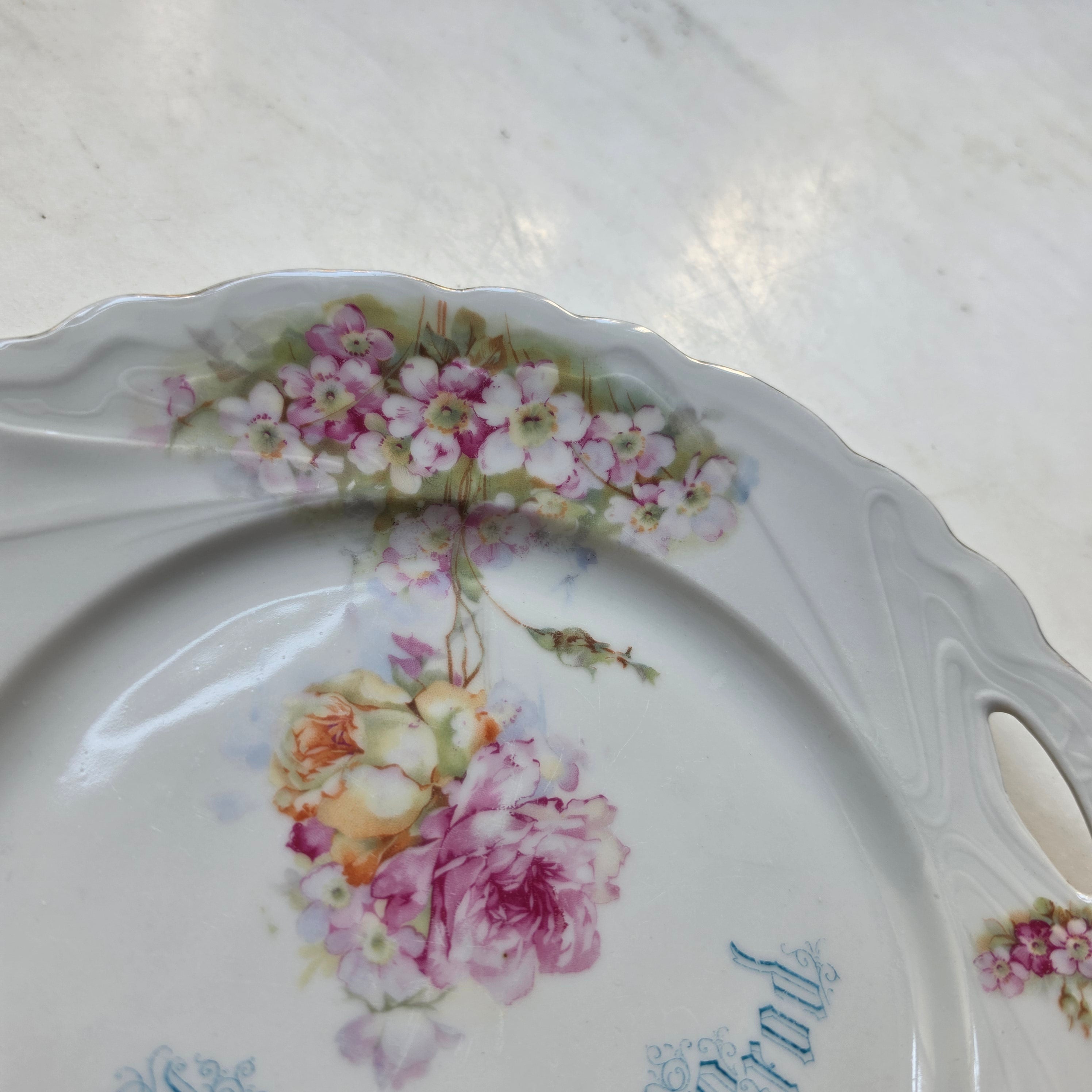 Antiker Porzellan-Brotteller mit Griffen – „Unser täglich Brod gib uns heute“ - Vintage Servierteller Floral