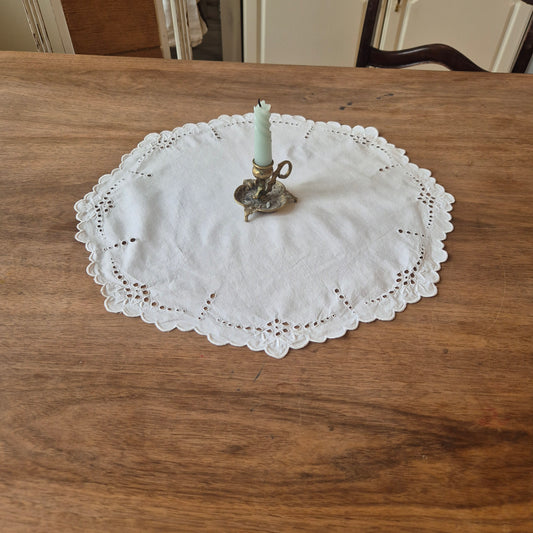 Antikes rundes Zierdeckchen weiß bestickt Baumwolle 47cm
