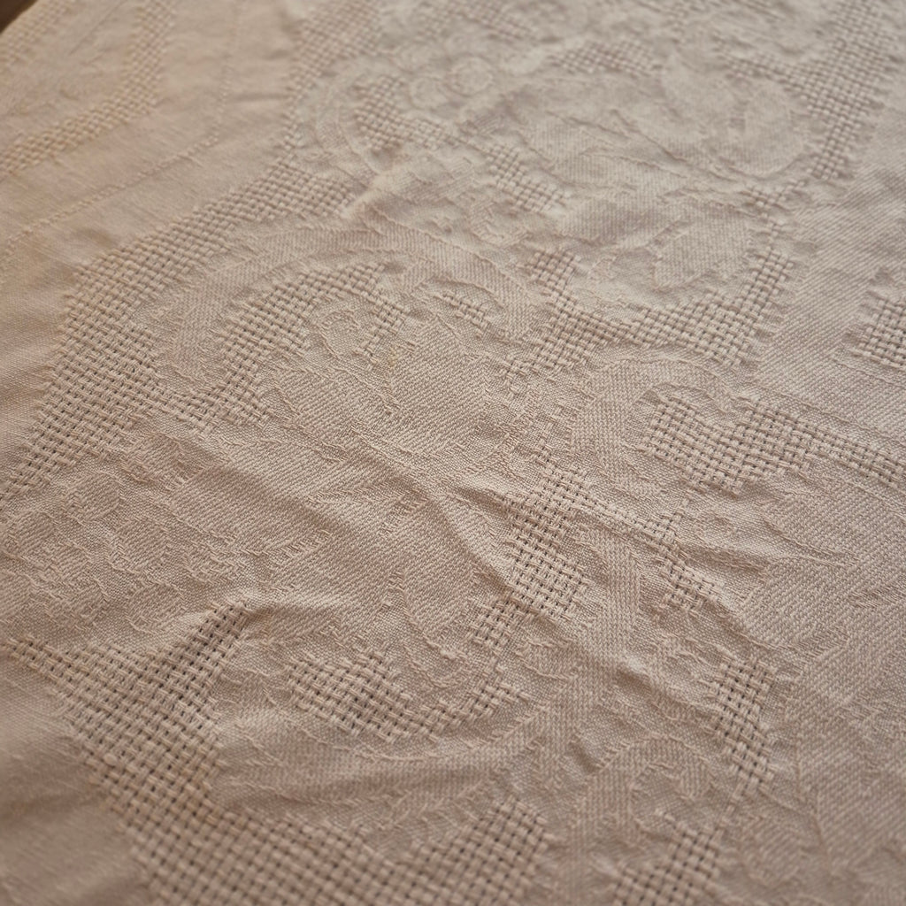 Wunderschöne Vintage Leinen Tischdecke mit Damast Blumendekor leider mit Fleck! 130x215cm Altrosa