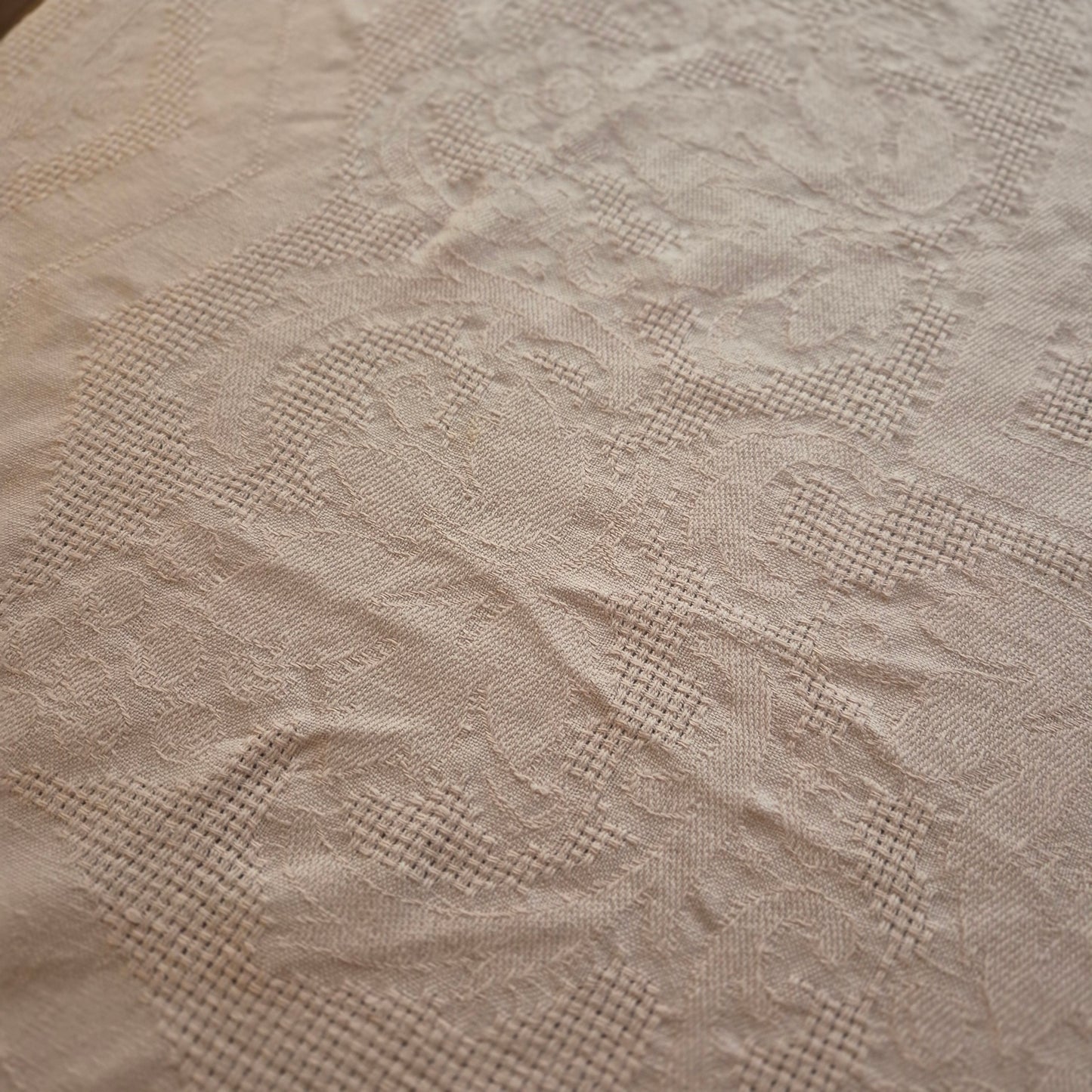 Wunderschöne Vintage Leinen Tischdecke mit Damast Blumendekor leider mit Fleck! 130x215cm Altrosa