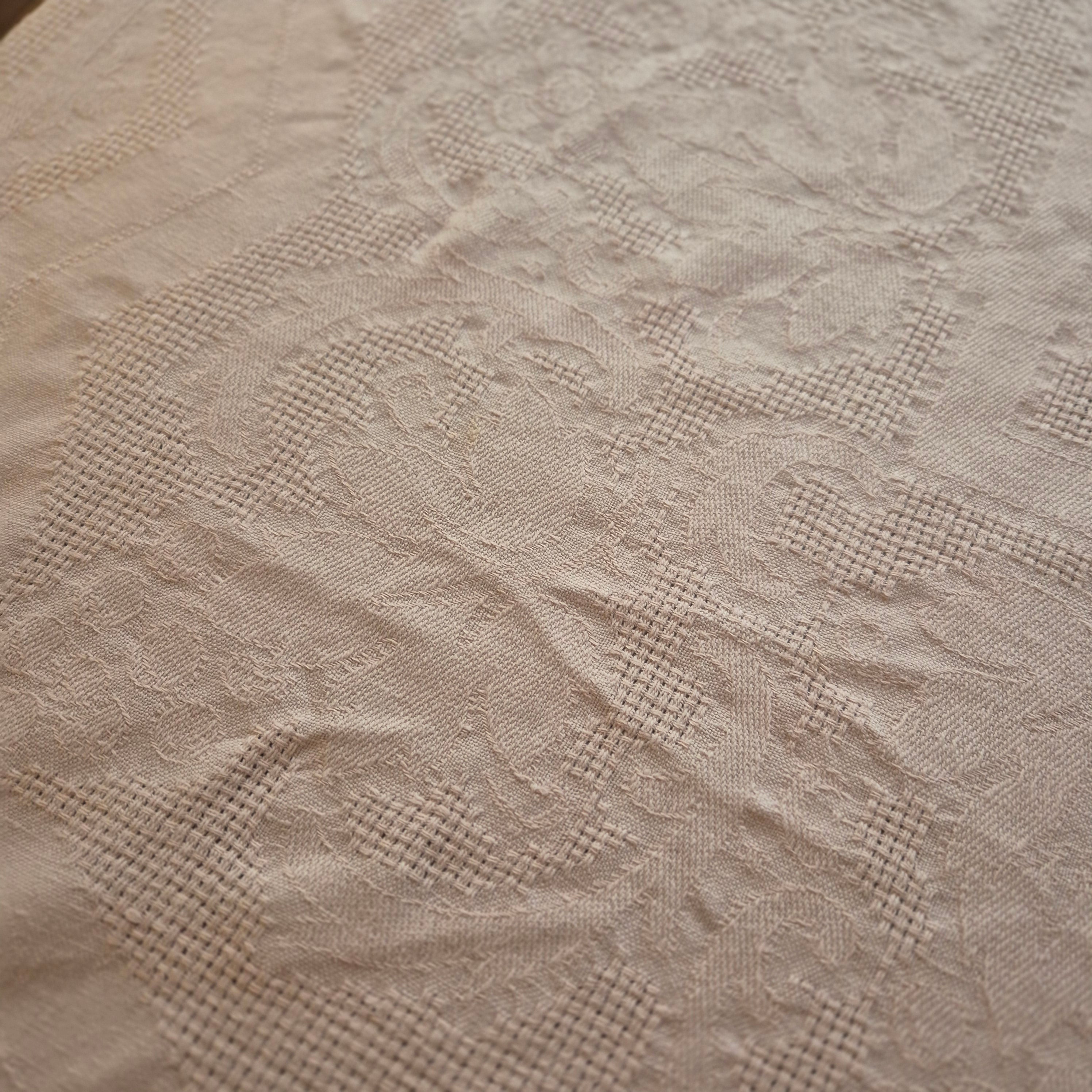 Wunderschöne Vintage Leinen Tischdecke mit Damast Blumendekor leider mit Fleck! 130x215cm Altrosa