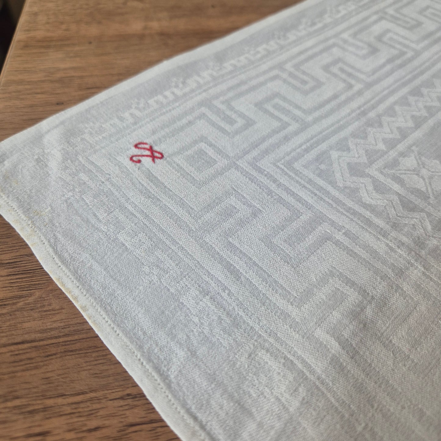 Antike Jugendstil Serviette oder Mitteldecke mit roten Monogramm A.