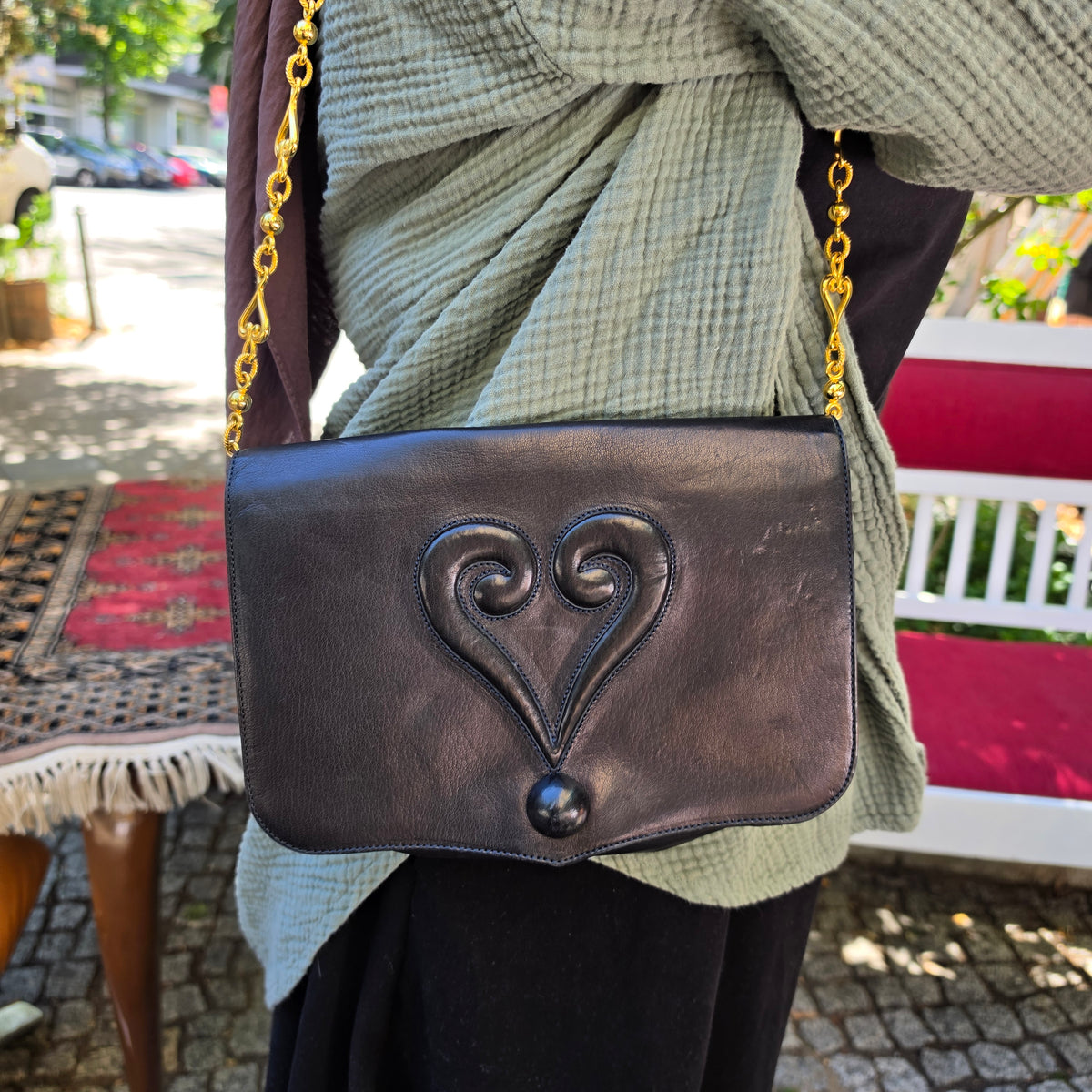 Vintage Moschino schwarze Schultertasche mit Herz 90er Jahre