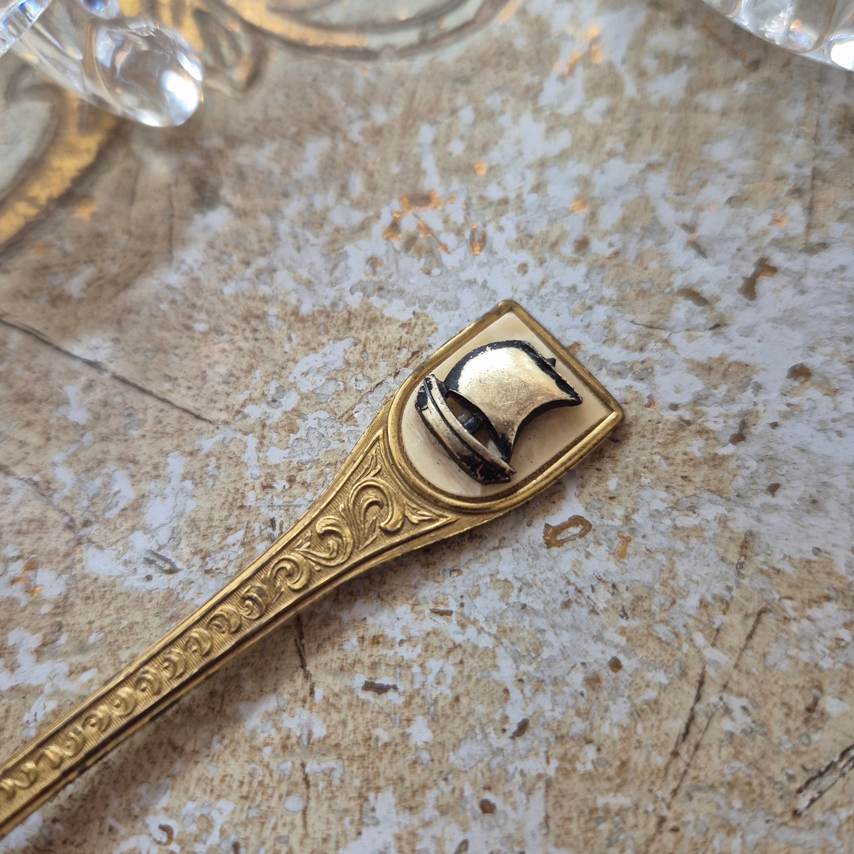 Antiker kleiner Zierlöffel mit Perlmutt und Schiffmotiv goldfarbend