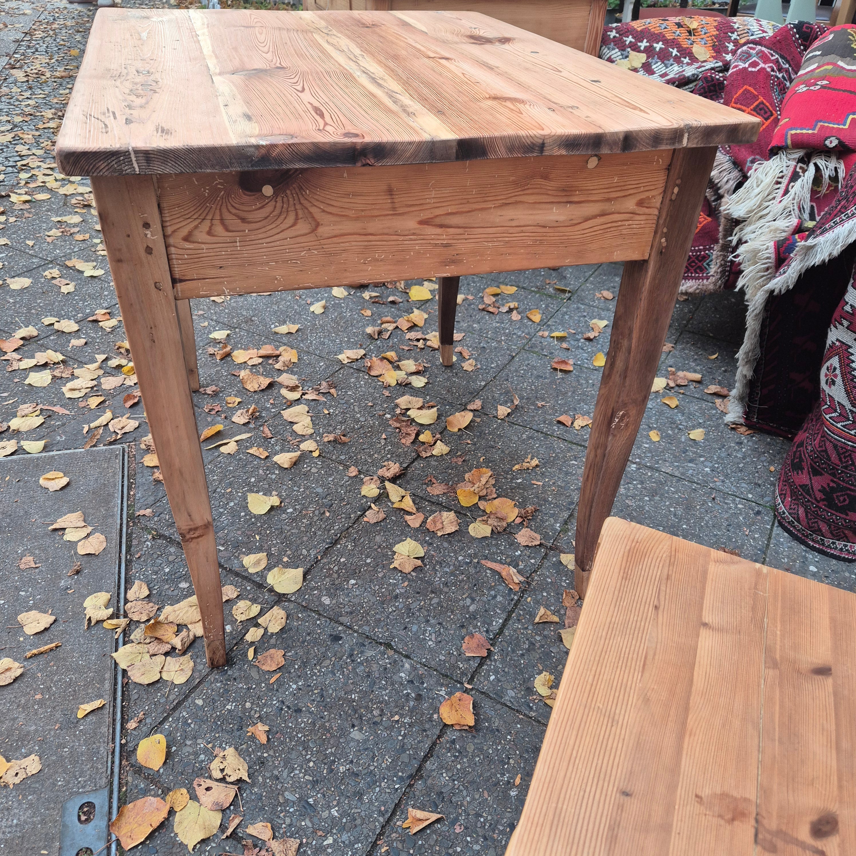 Antiker Biedermeier Tisch von 1860 mit Schublade 74x95cm Vollholz