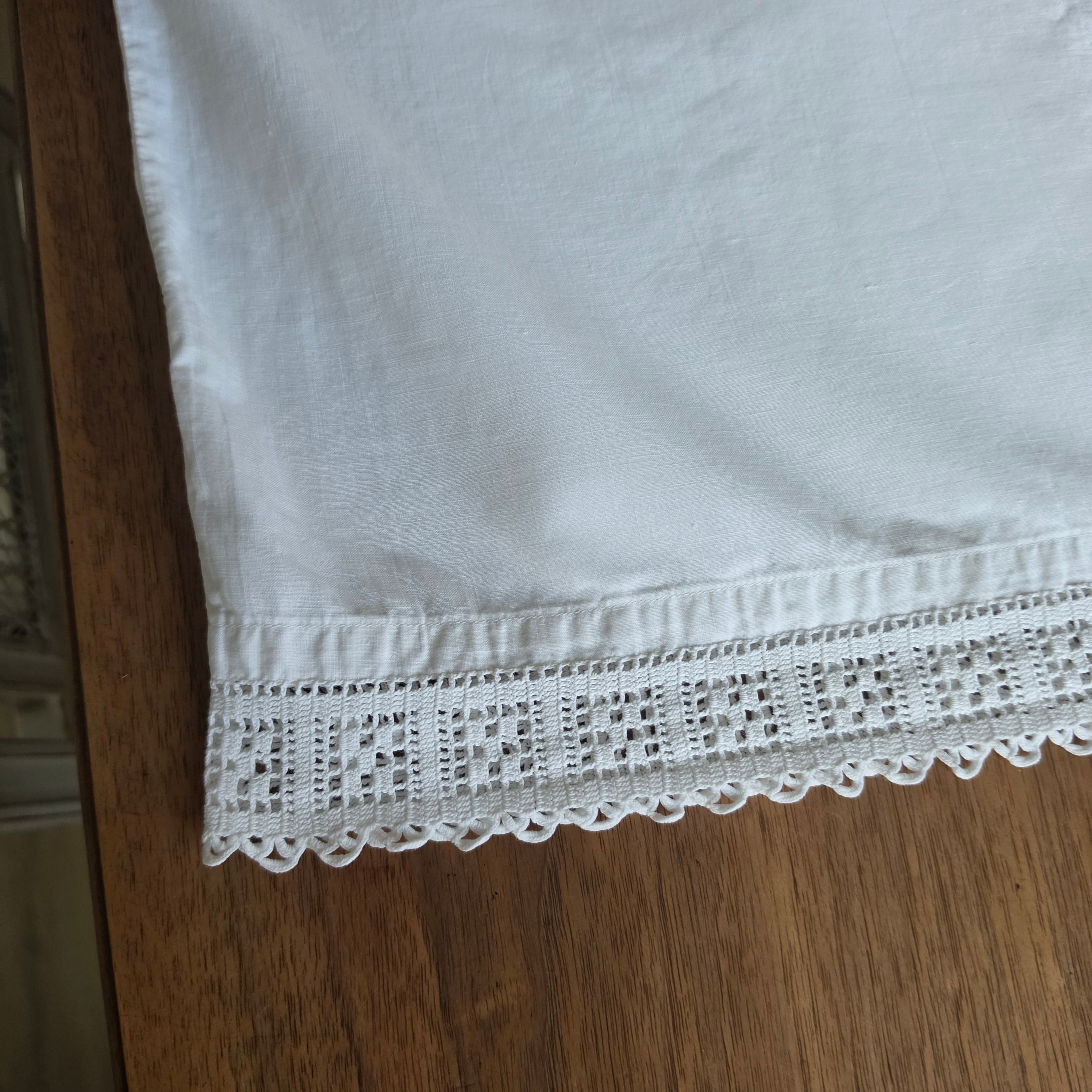 Antiker Baumwoll-Kissenbezug mit handgearbeiteter Klöppelspitze & Monogramm - Reine weiße Baumwolle 80x80cm
