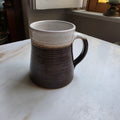Vintage Keramikbecher / Tasse – Handgetöpfert mit Zweiton-Glasur
