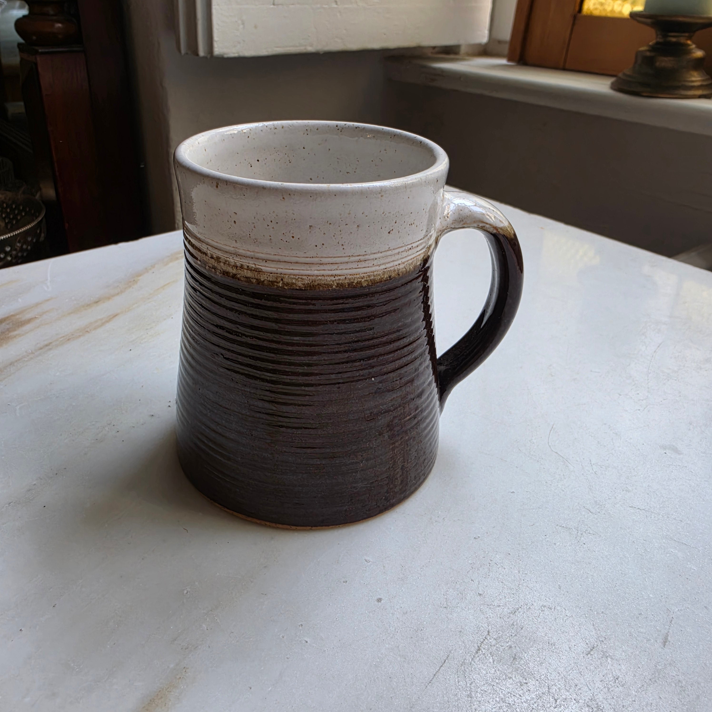 Vintage Keramikbecher / Tasse – Handgetöpfert mit Zweiton-Glasur