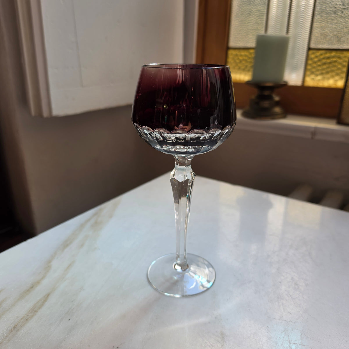 Edles Vintage Römer-Kelchglas in tiefem Rubinrot / Brombeer mit Facettenschliff